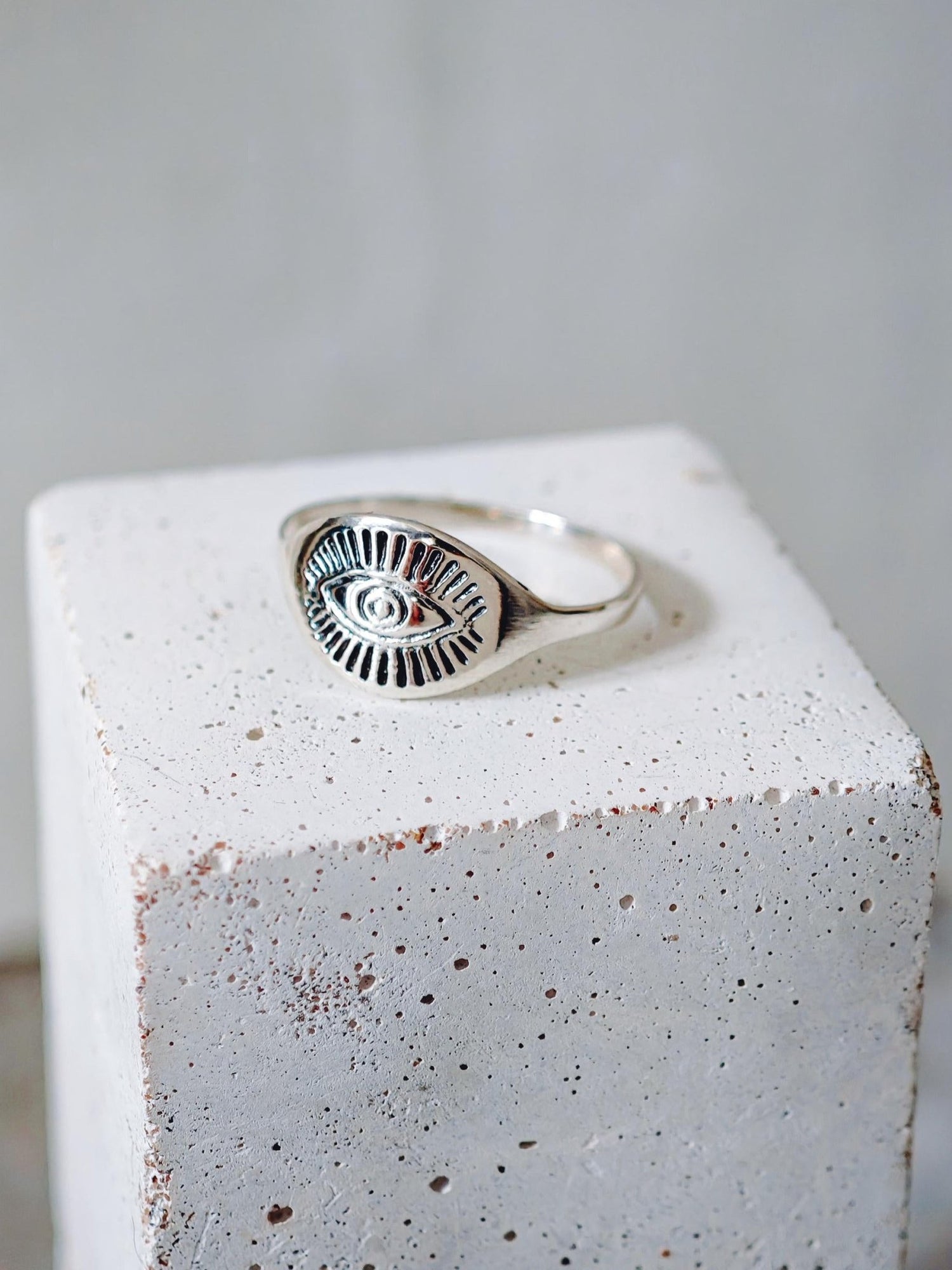 Ring mit Auge aus 925 Silber, Signet Ring mit Schutzsymbol - CocosyBerlin