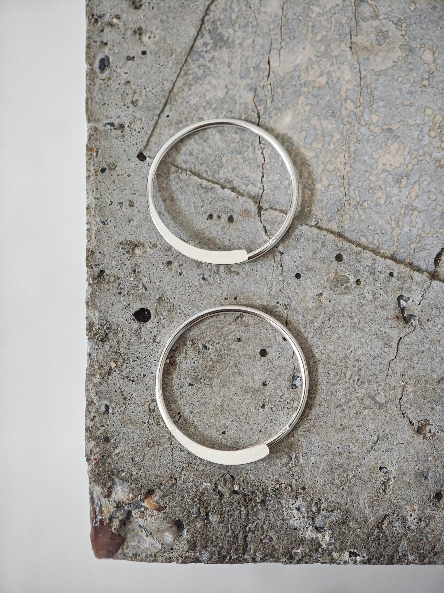 Offene Mini flache Creolen aus 925 Silber, minimalistische kleine Ohrringe