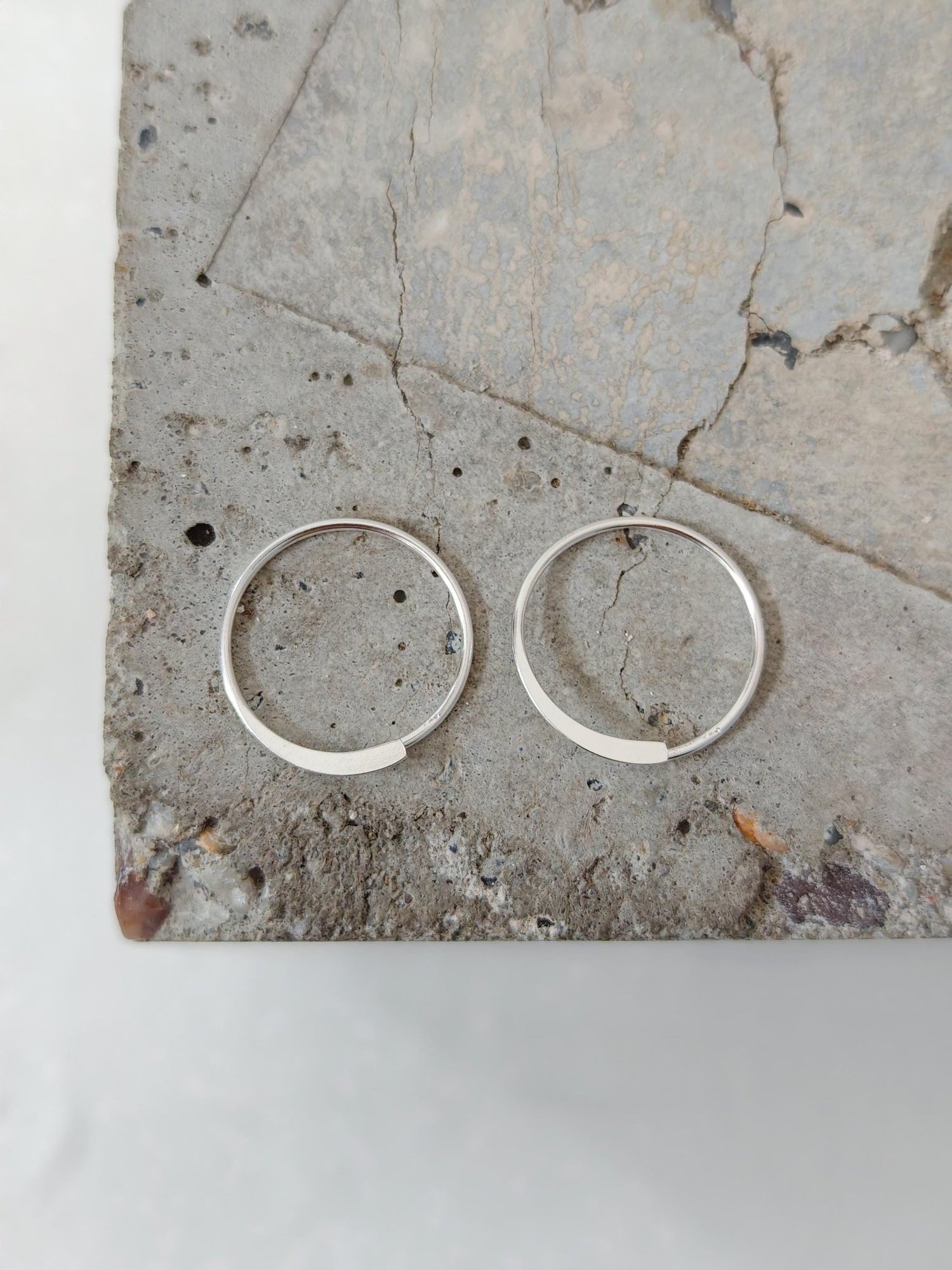 Offene Mini flache Creolen aus 925 Silber, minimalistische kleine Ohrringe - CocosyBerlin