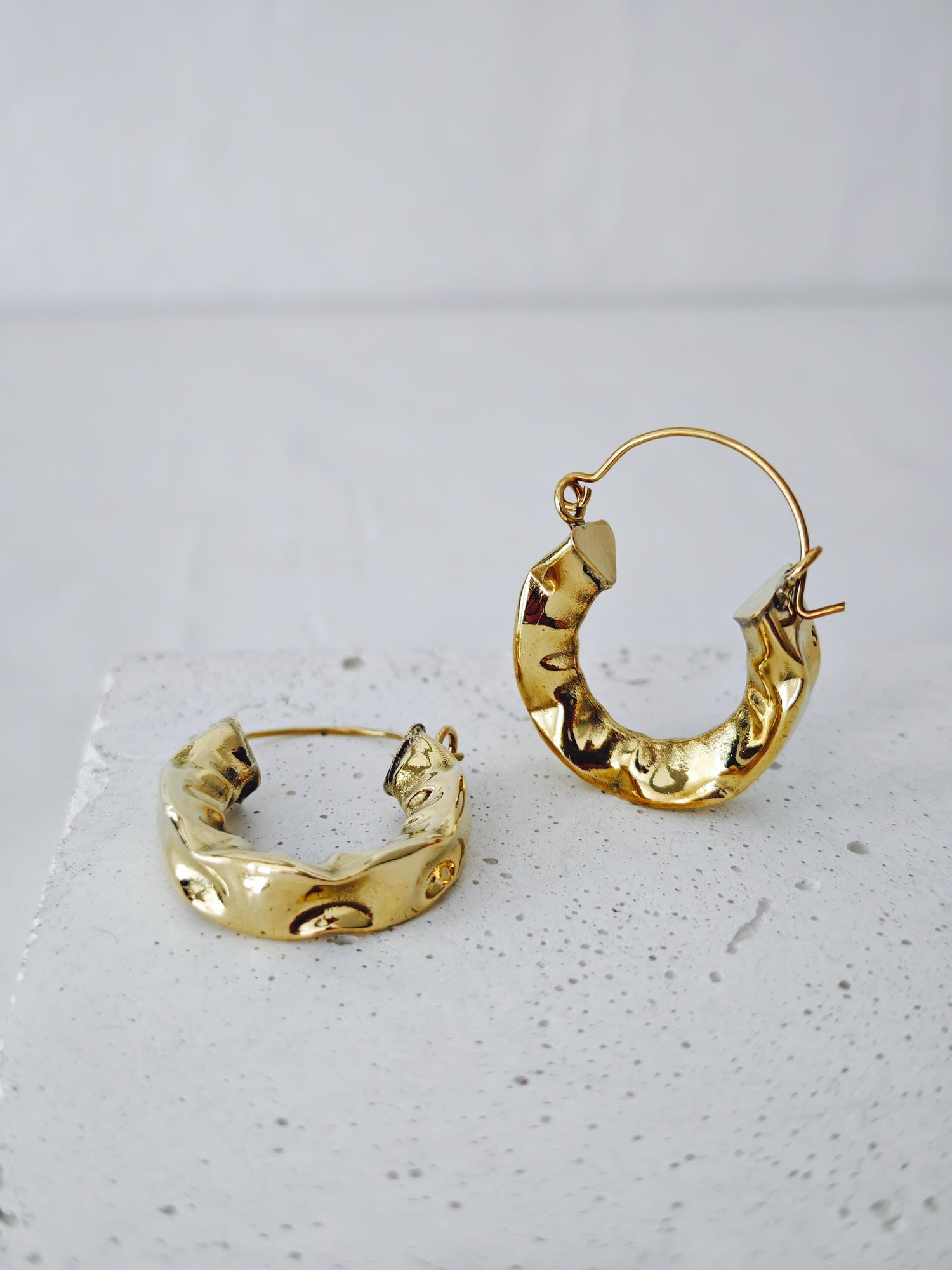 Creolen aus Messing, Strukturierte Statement Ohrringe 30mm, Knitter Optik