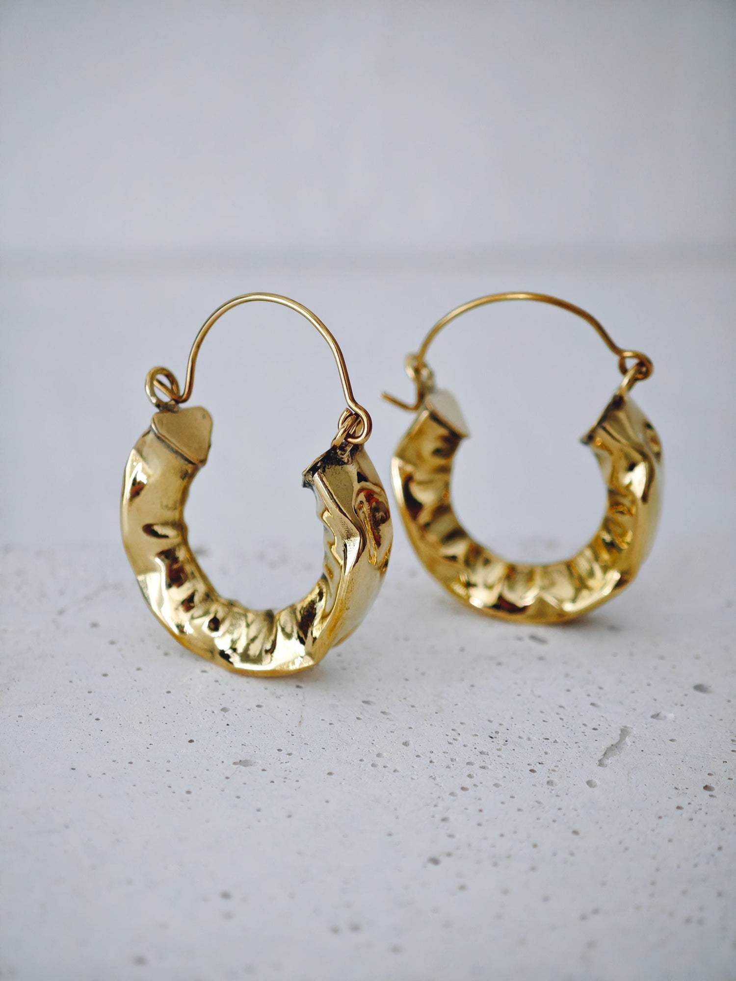 Creolen aus Messing, Strukturierte Statement Ohrringe 30mm, Knitter Optik