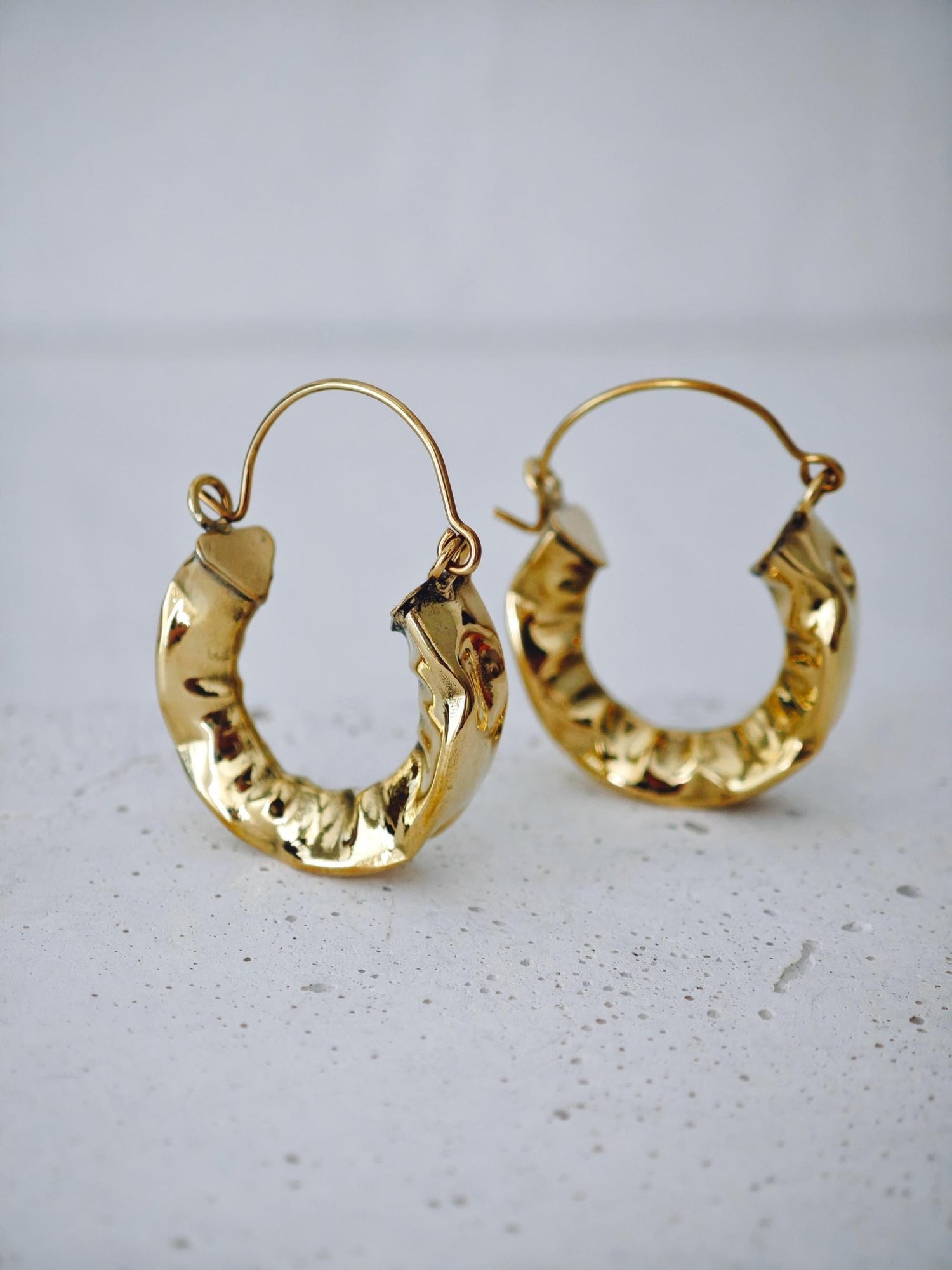 Creolen aus Messing, Strukturierte Statement Ohrringe 30mm, Knitter Optik - CocosyBerlin