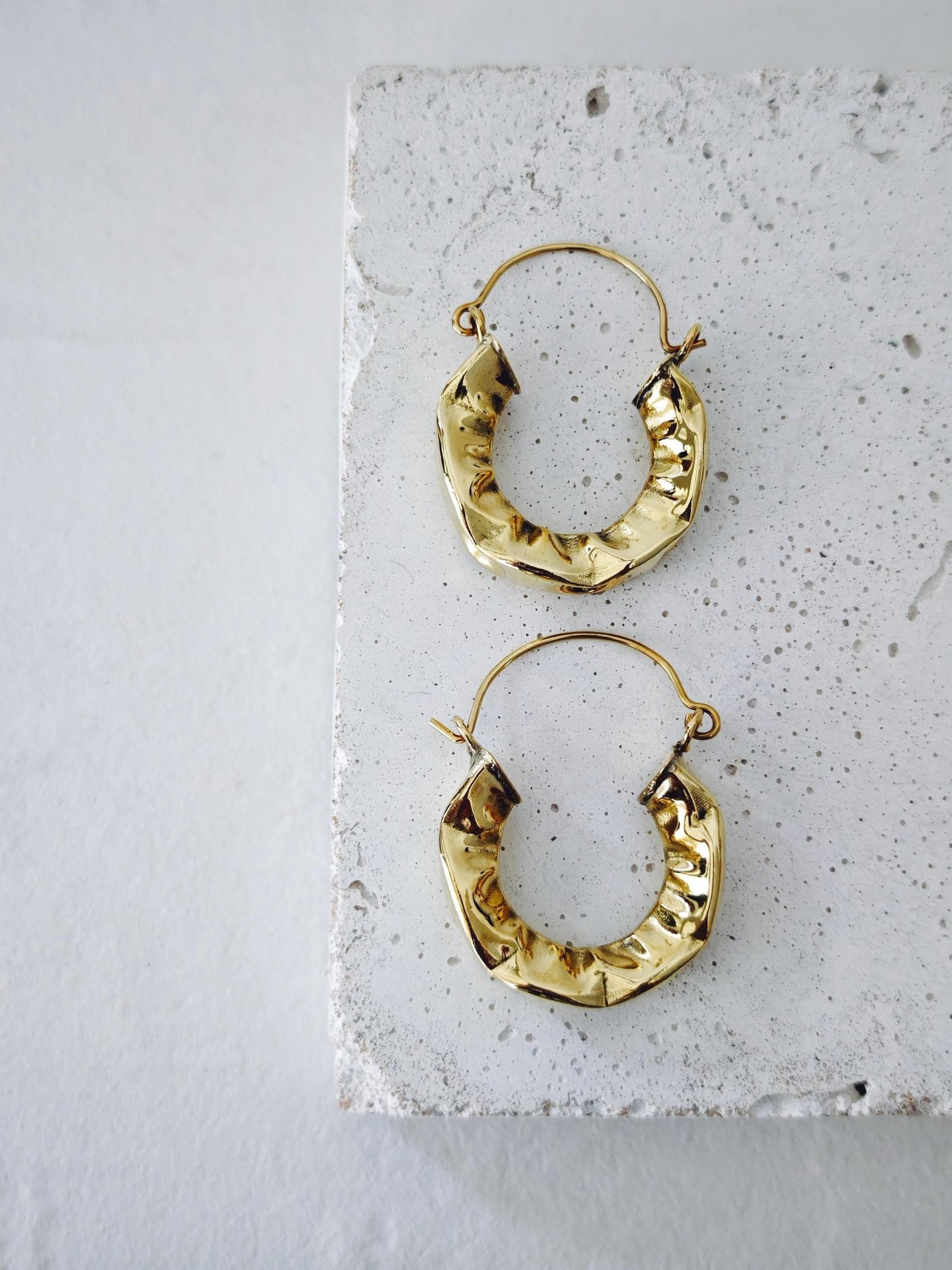 Creolen aus Messing, Strukturierte Statement Ohrringe 30mm, Knitter Optik - CocosyBerlin