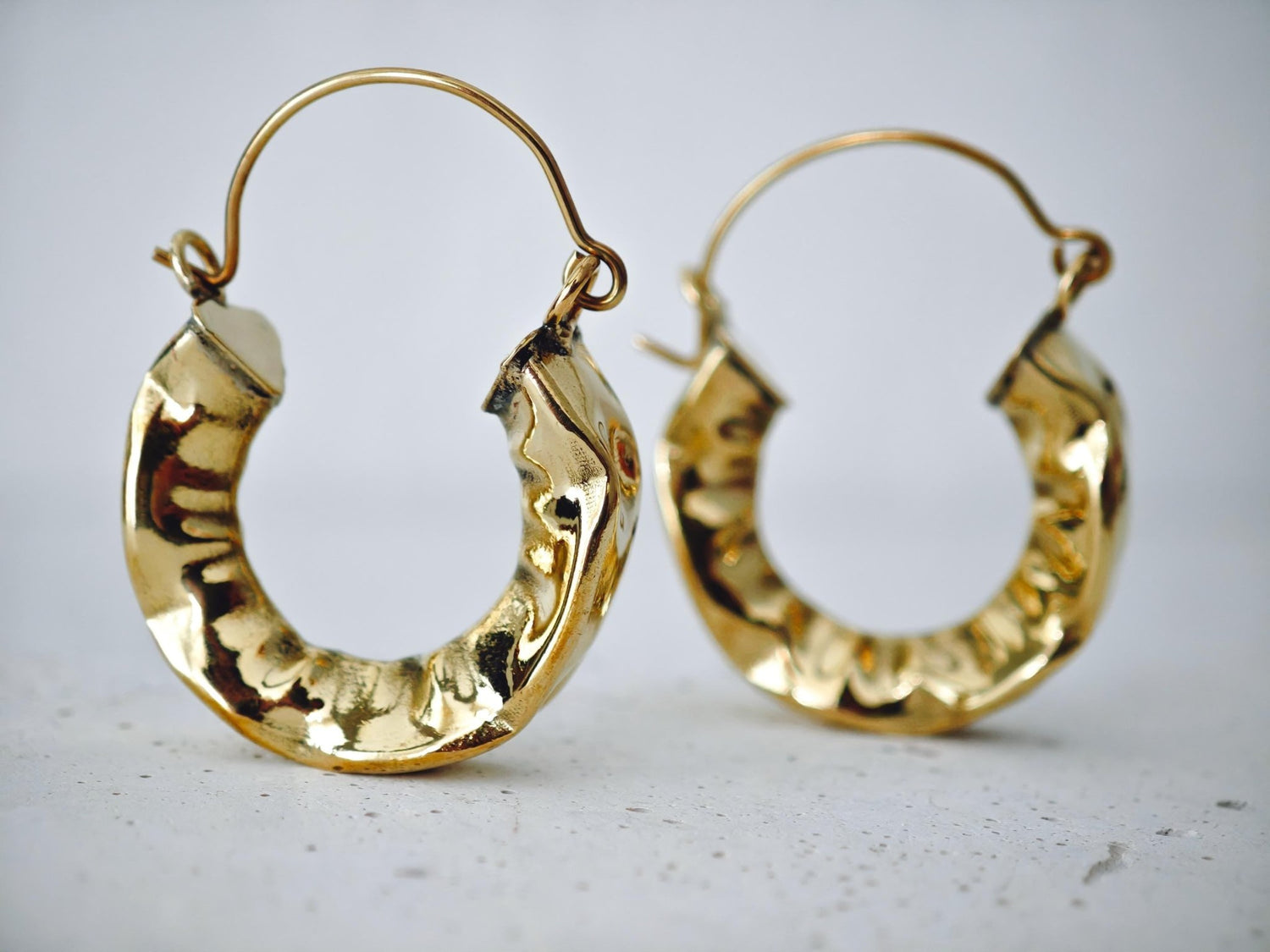 Creolen aus Messing, Strukturierte Statement Ohrringe 30mm, Knitter Optik - CocosyBerlin