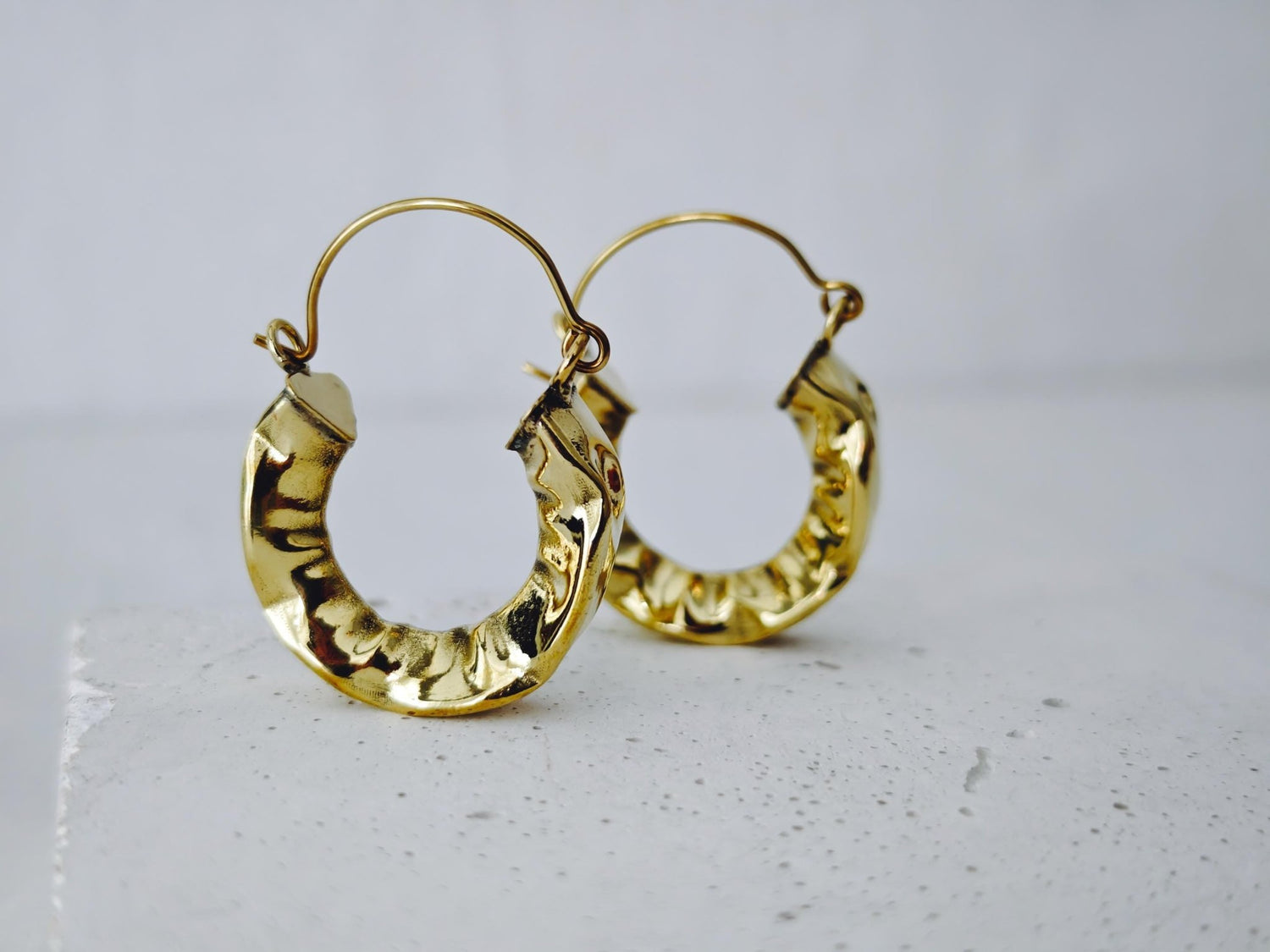 Creolen aus Messing, Strukturierte Statement Ohrringe 30mm, Knitter Optik - CocosyBerlin