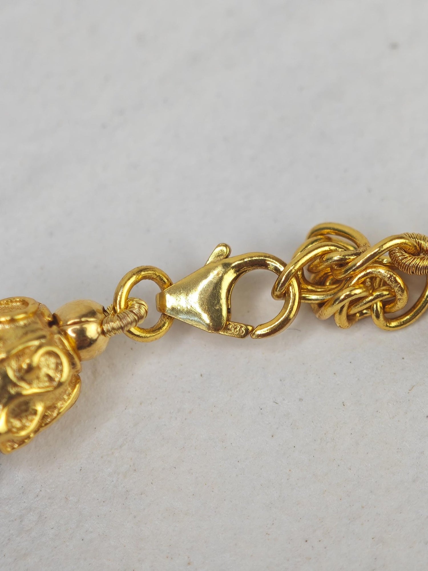 Frosted Moon - Halskette aus Mondstein und mit 18 Karat vergoldetem Sterlingsilber, Perlenhalskette - CocosyBerlin