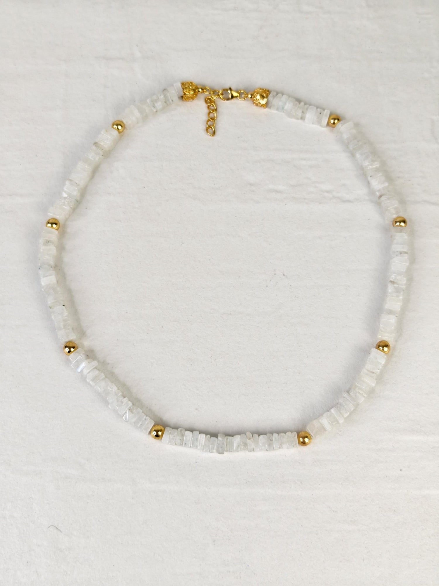 Frosted Moon - Halskette aus Mondstein und mit 18 Karat vergoldetem Sterlingsilber, Perlenhalskette - CocosyBerlin