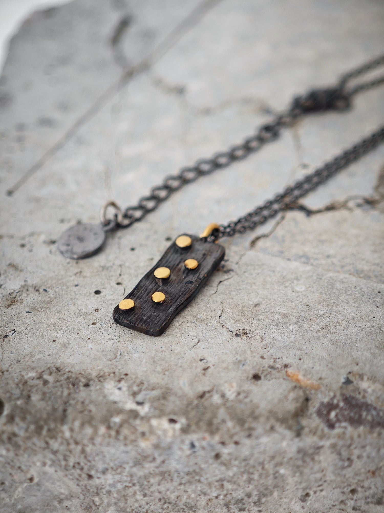 Minimalistische schwarz rhodinierte Kette aus 925 Silber mit 18K vergoldete Punkten, Domino Stein Kette, edles Understatement