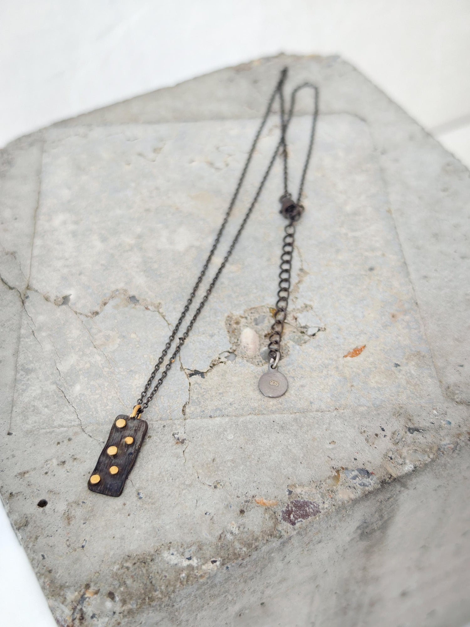 Minimalist black rhodium-plated chain made of 925 silver with 18K gold-plated dots, Domino stone chain, elegant understatement