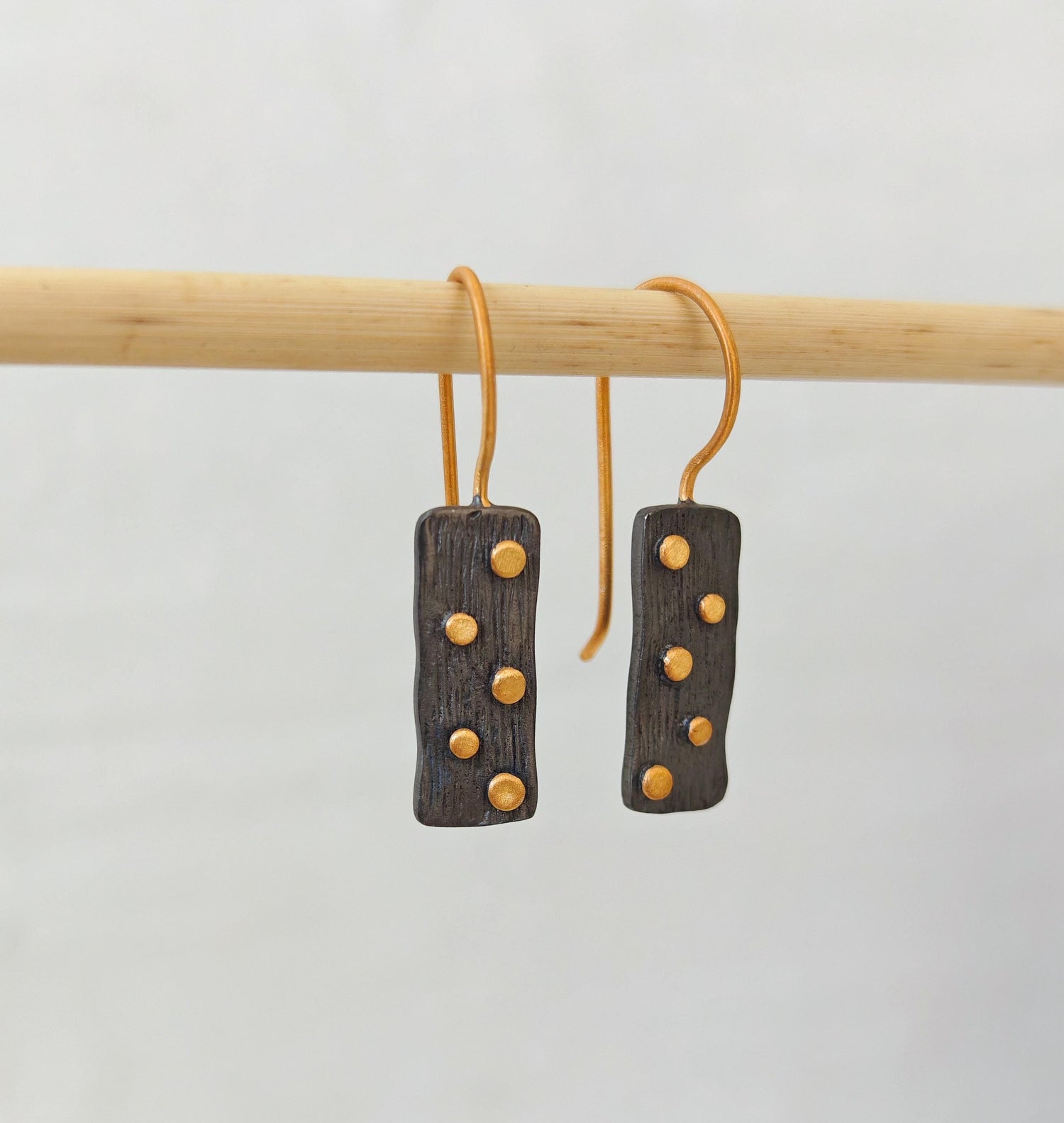 Schwarz rhodinierte Ohrringe aus 925 Silber mit vergoldeten Punkten, handgefertigt, Unikat, Domino-Sten Hängeohrringe rechteckig