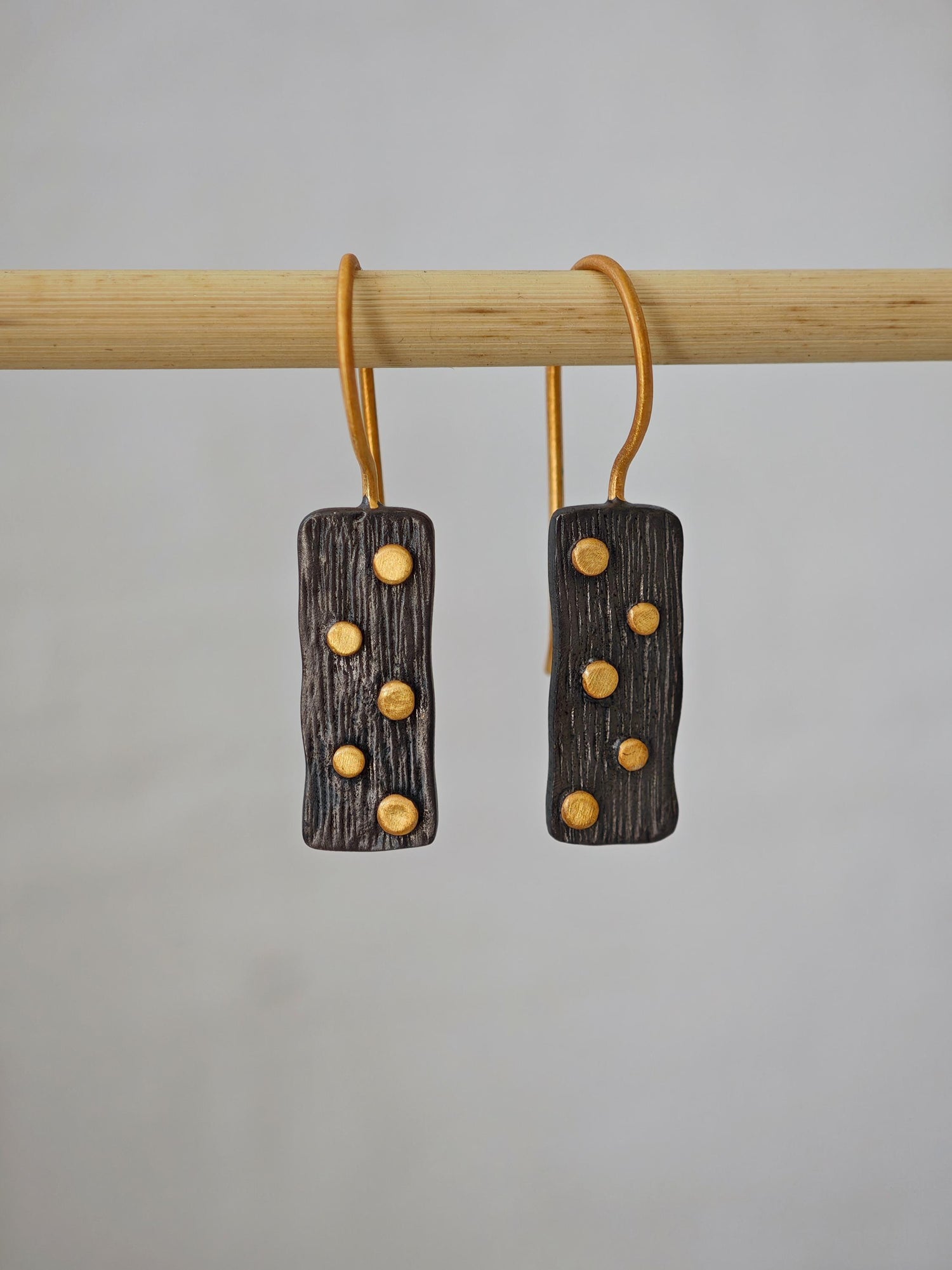 Schwarz rhodinierte Ohrringe aus 925 Silber mit vergoldeten Punkten, handgefertigt, Unikat, Domino-Sten Hängeohrringe rechteckig