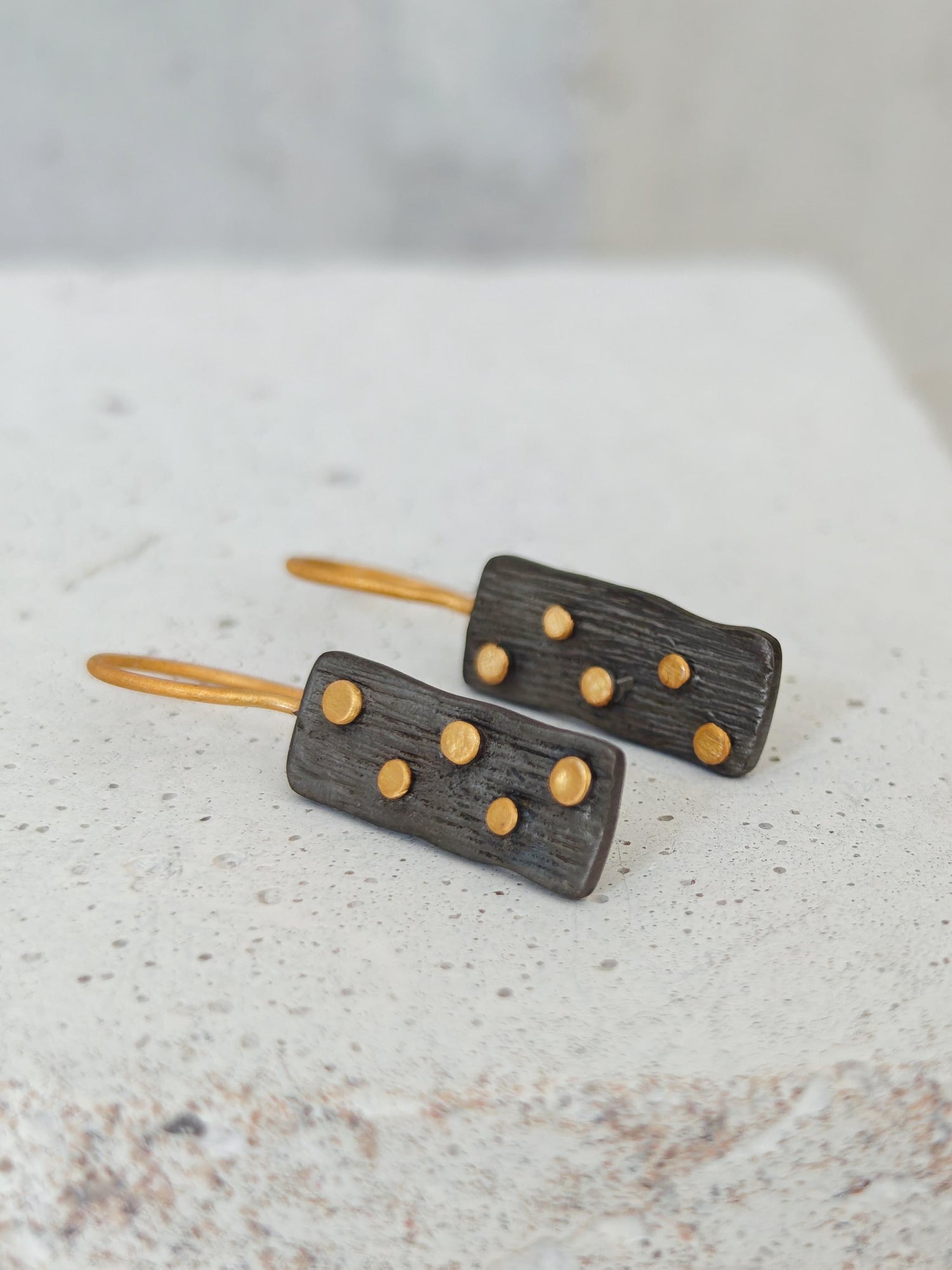 Schwarz rhodinierte Ohrringe aus 925 Silber mit vergoldeten Punkten, handgefertigt, Unikat, Domino-Sten Hängeohrringe rechteckig