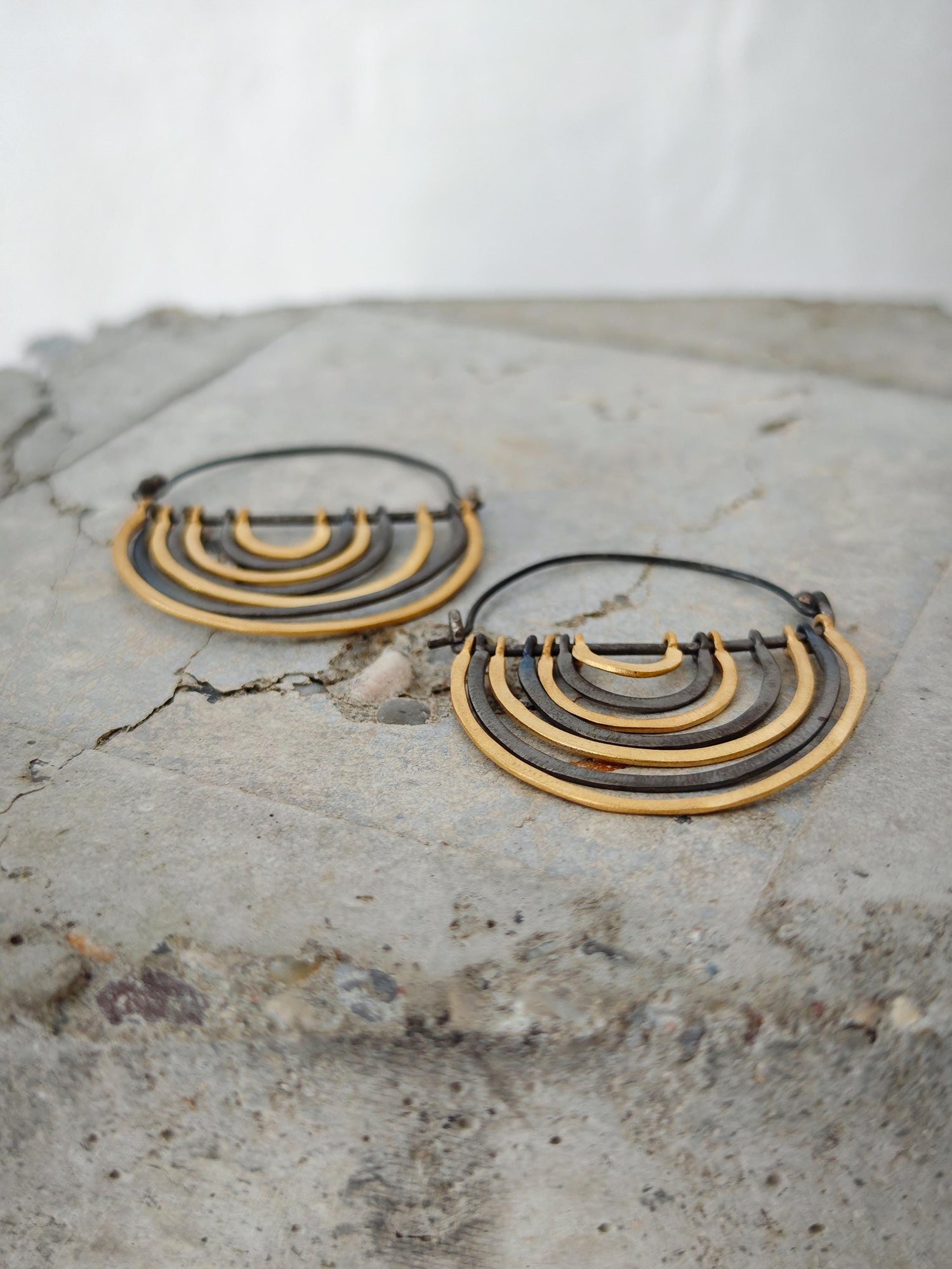 Statement Regenbogen Ohrringe schwarz rhodiniert und vergoldet , handgefertigte Creolen, große Rainbow Hängeohrringe