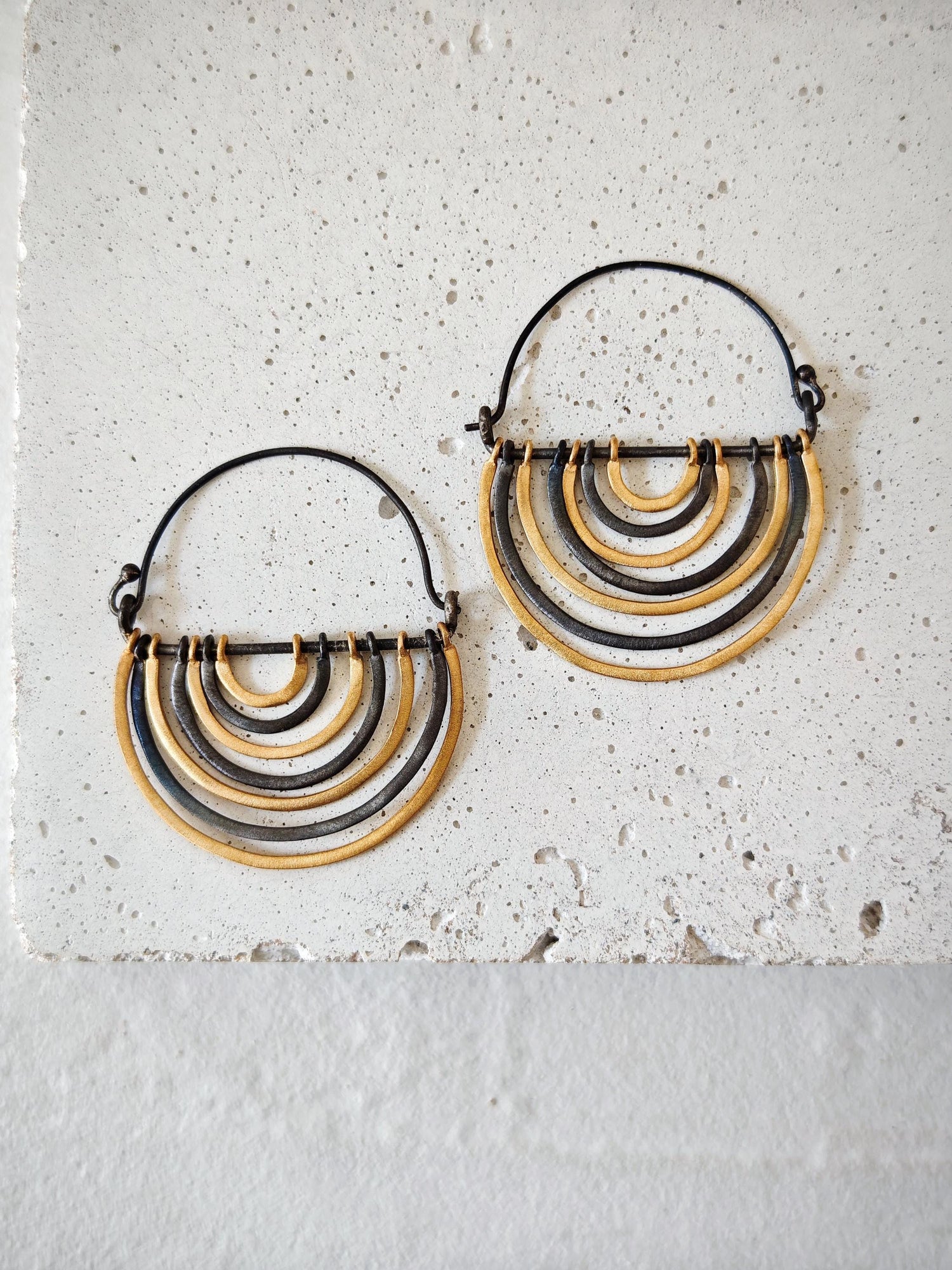 Statement Regenbogen Ohrringe schwarz rhodiniert und vergoldet , handgefertigte Creolen, große Rainbow Hängeohrringe