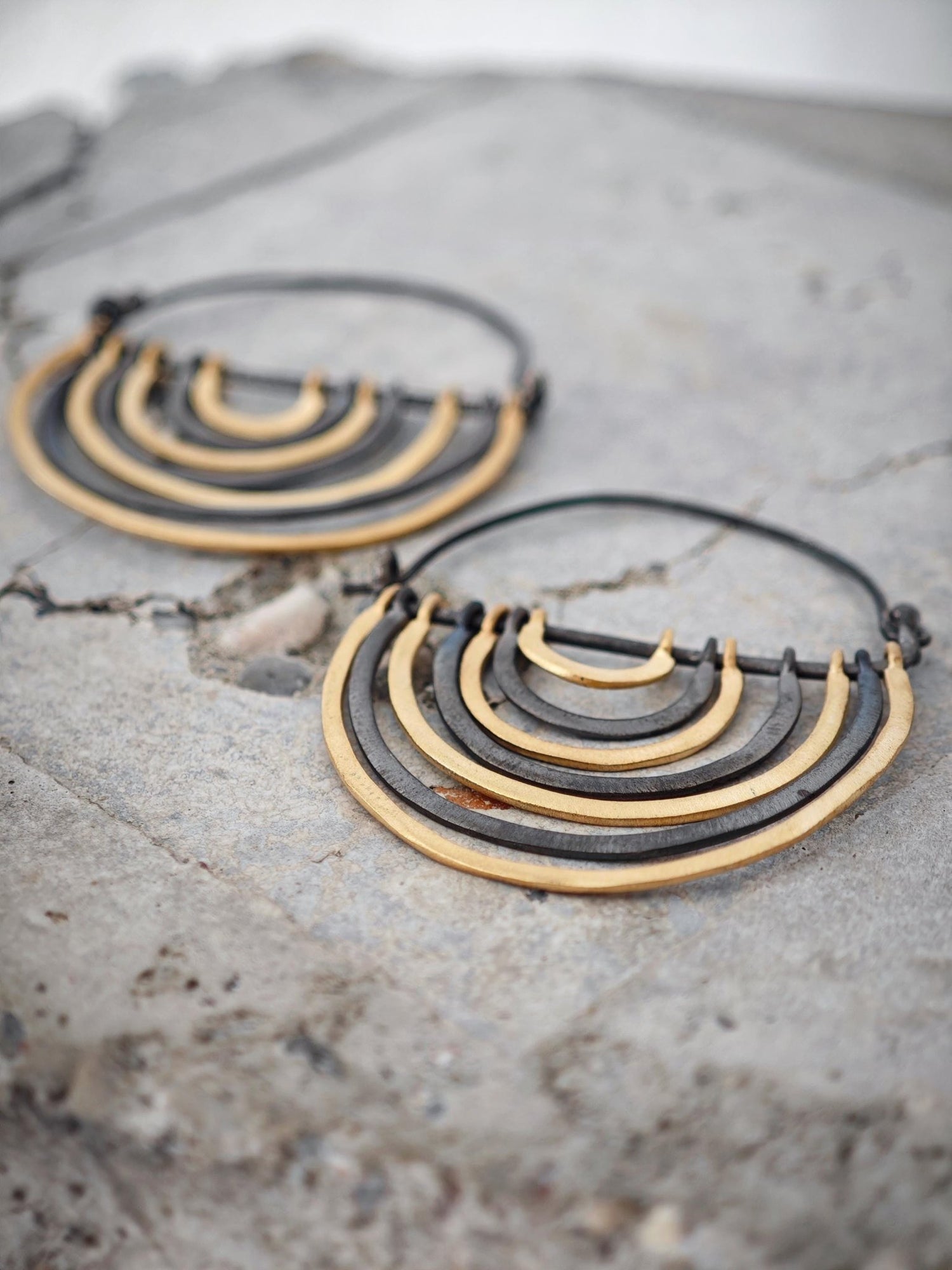 Statement Regenbogen Ohrringe schwarz rhodiniert und vergoldet , handgefertigte Creolen, große Rainbow Hängeohrringe - CocosyBerlin