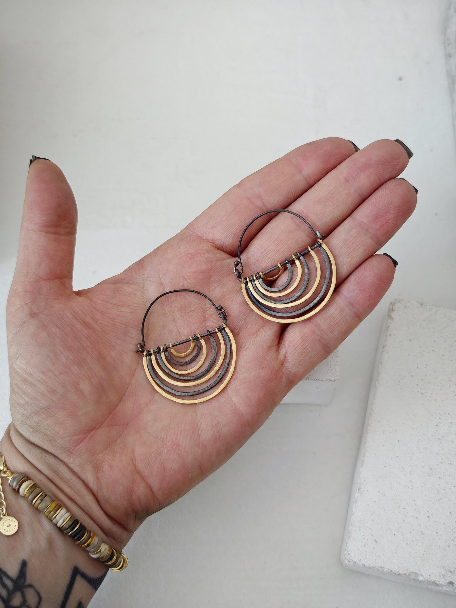 Statement Regenbogen Ohrringe schwarz rhodiniert und vergoldet , handgefertigte Creolen, große Rainbow Hängeohrringe