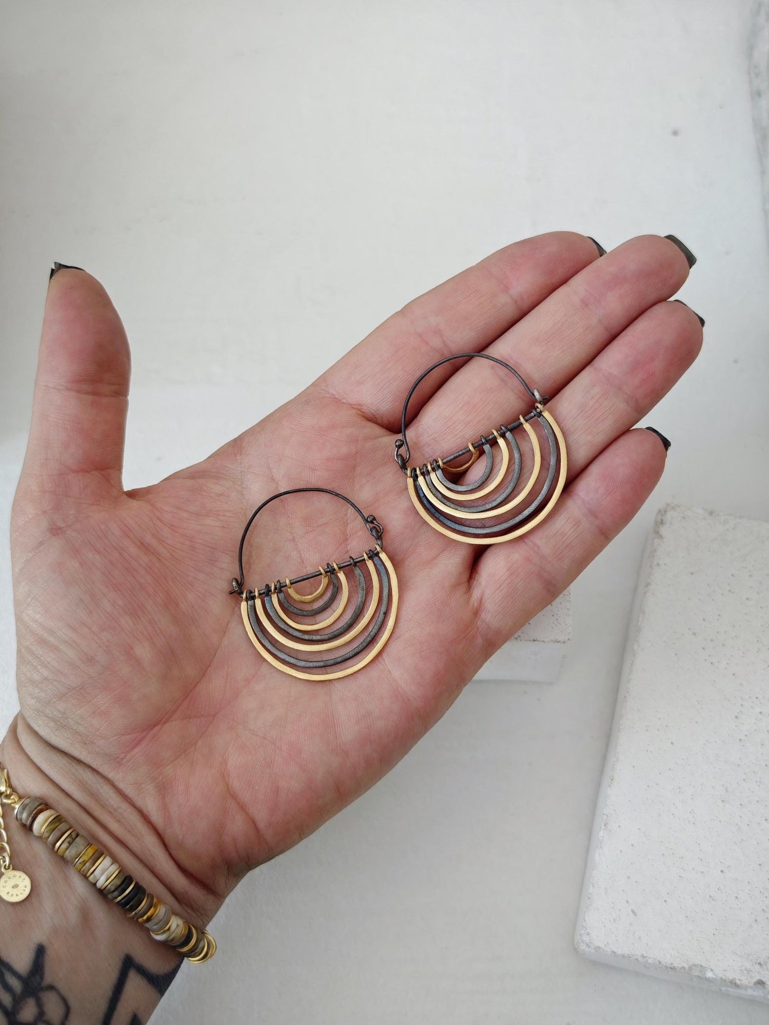 Statement Regenbogen Ohrringe schwarz rhodiniert und vergoldet , handgefertigte Creolen, große Rainbow Hängeohrringe - CocosyBerlin