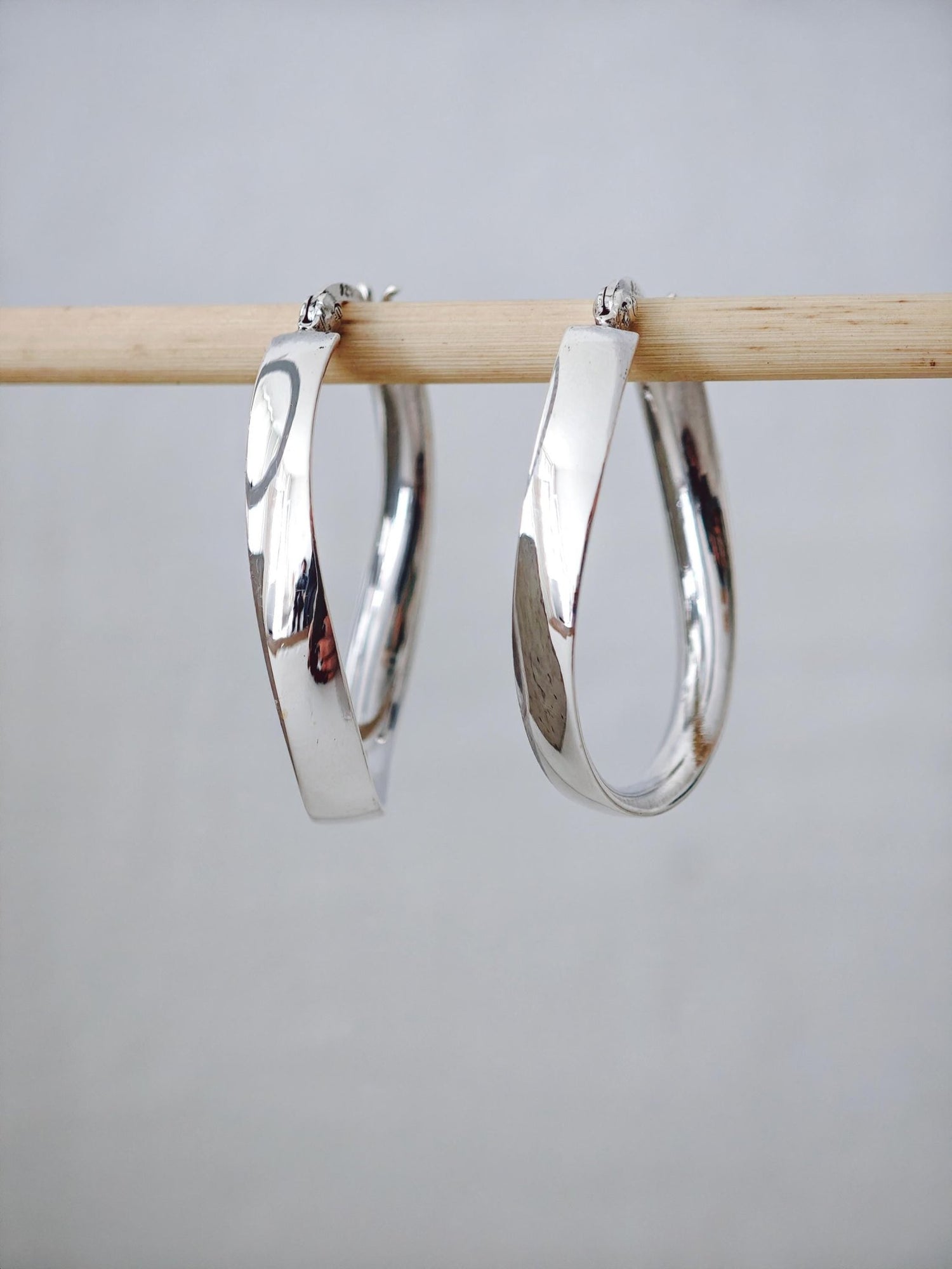 Flache Ovale Twisted Creolen aus 925 Silber, breite geschwungene und gedrehte Ohrringe - CocosyBerlin