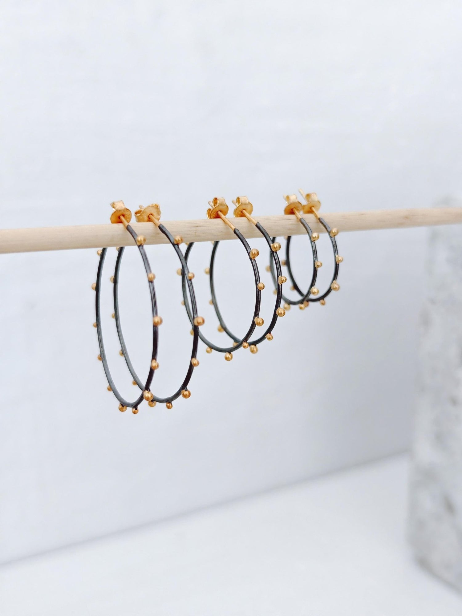 Creolen aus 925 Silber schwarz rhodiniert mit vergoldeten Punkten (Dots), handgefertigt - CocosyBerlin