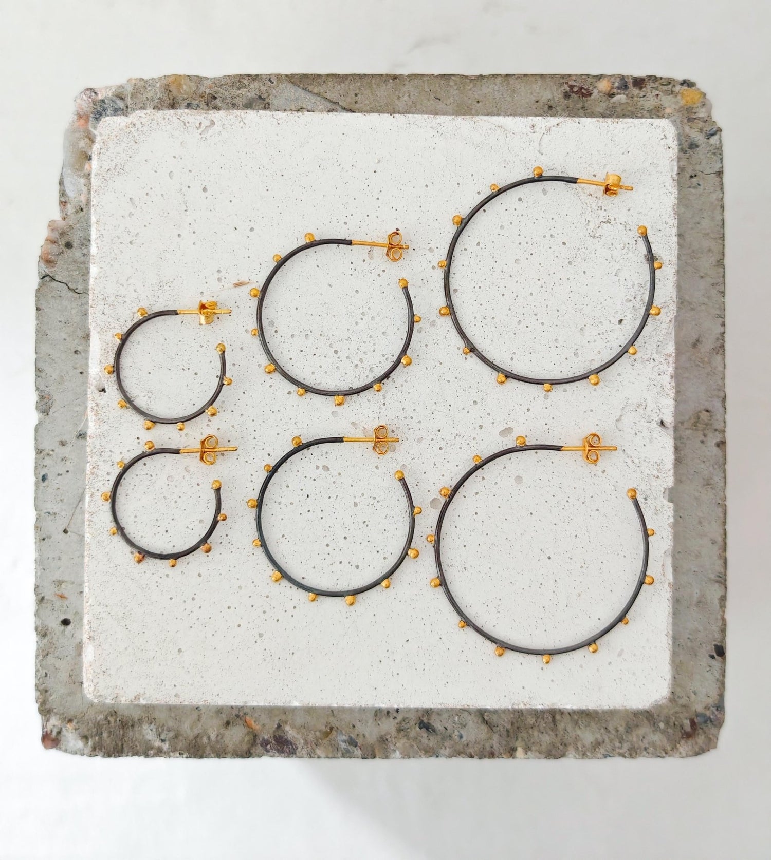 Creolen aus 925 Silber schwarz rhodiniert mit vergoldeten Punkten (Dots), handgefertigt - CocosyBerlin