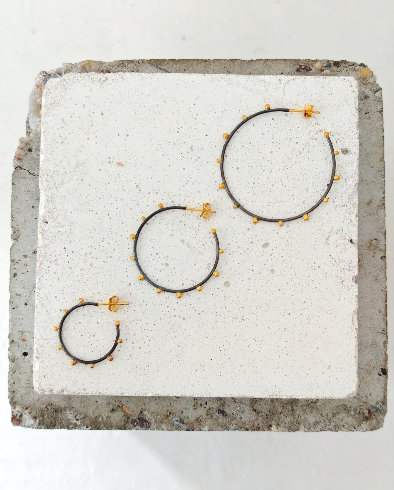 Creolen aus 925 Silber schwarz rhodiniert mit vergoldeten Punkten (Dots), handgefertigt - CocosyBerlin