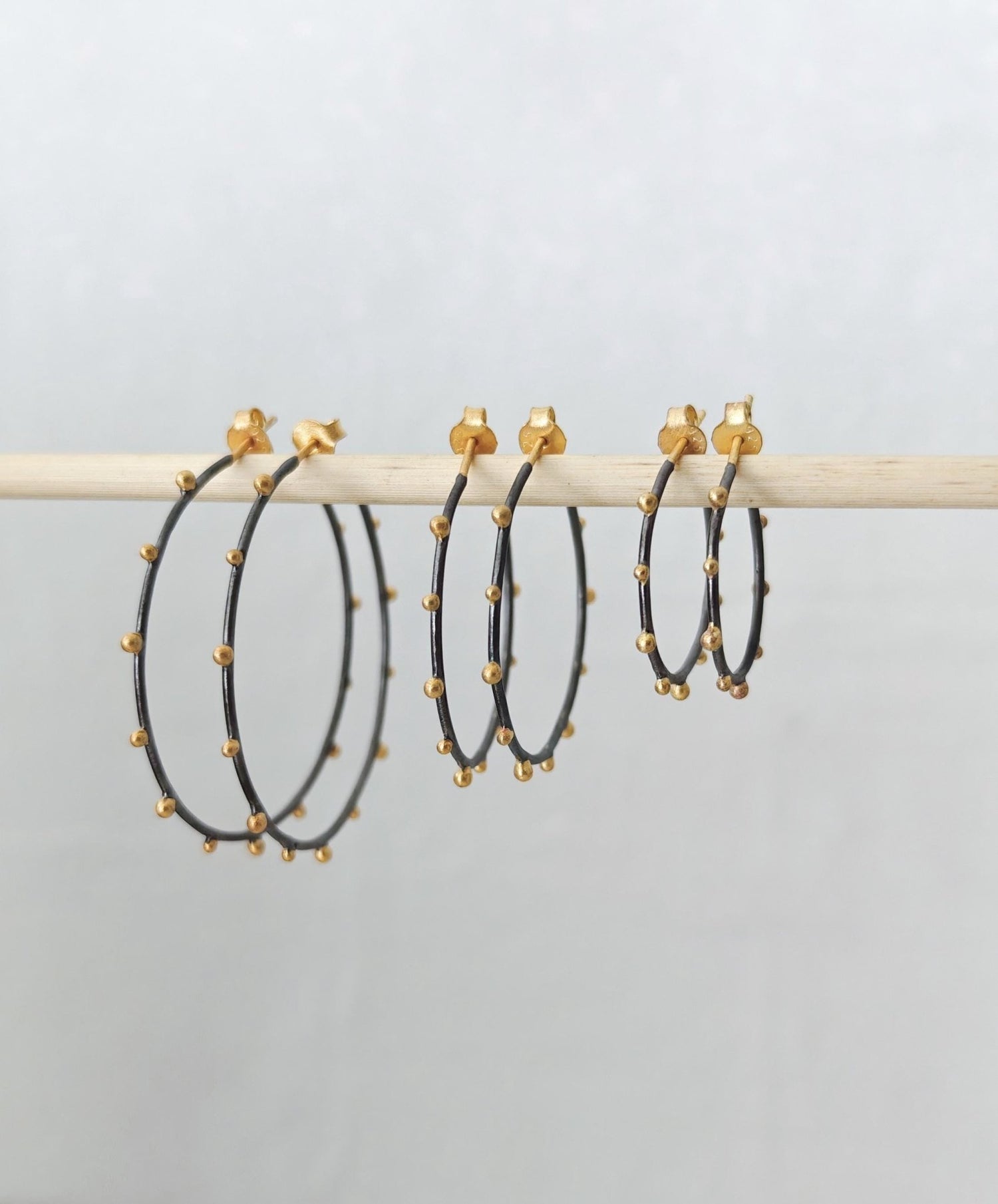 Creolen aus 925 Silber schwarz rhodiniert mit vergoldeten Punkten (Dots), handgefertigt - CocosyBerlin