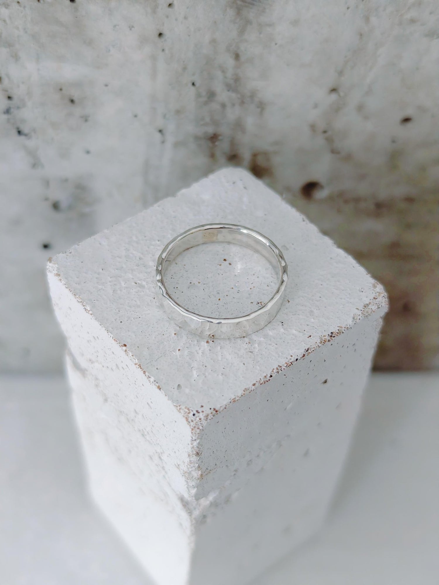 Minimalistischer Ring gehämmert aus 925 Silber, handgemachter Stapelring, Bandring Boho - CocosyBerlin
