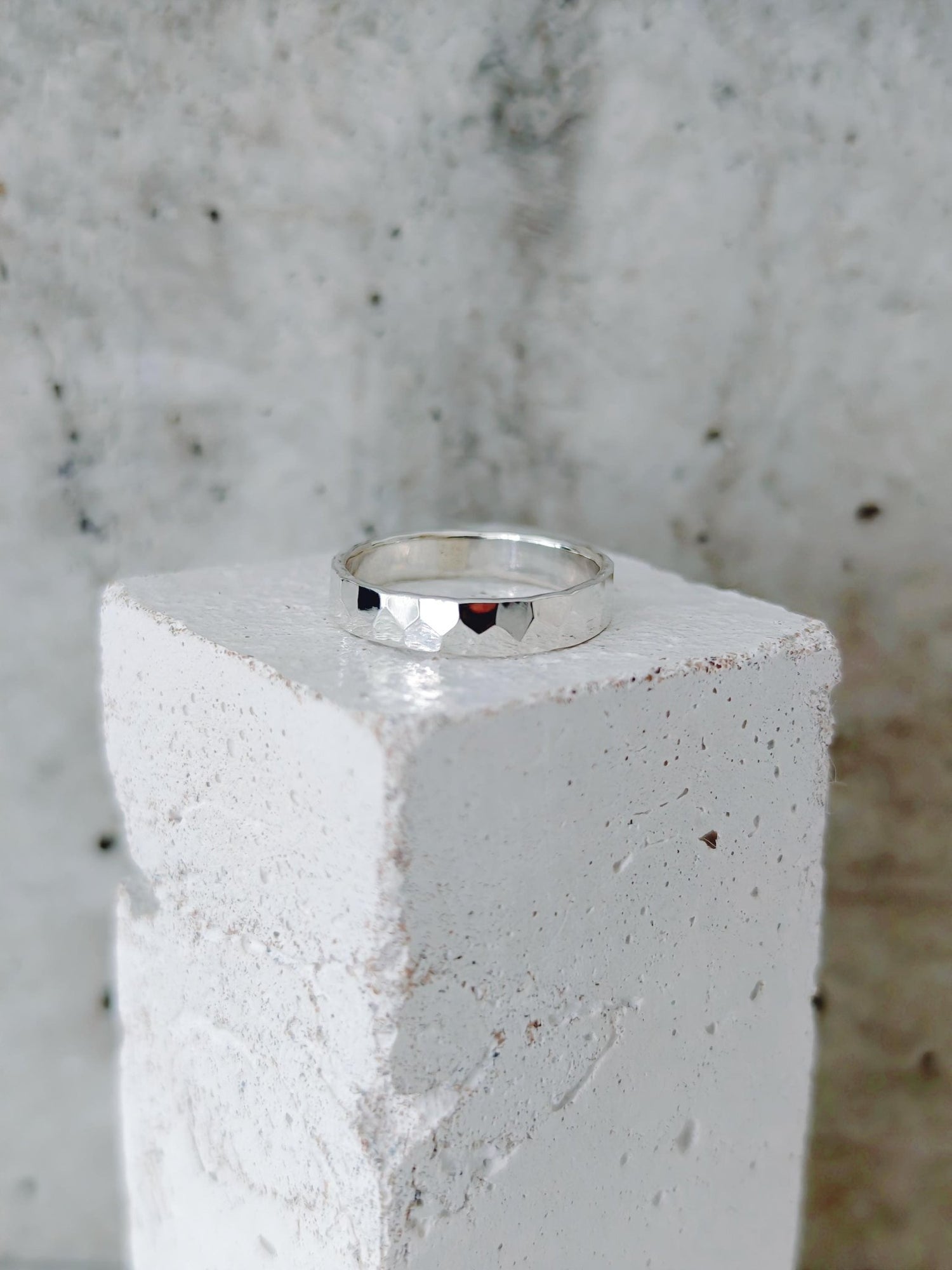 Minimalistischer Ring gehämmert aus 925 Silber, handgemachter Stapelring, Bandring Boho - CocosyBerlin