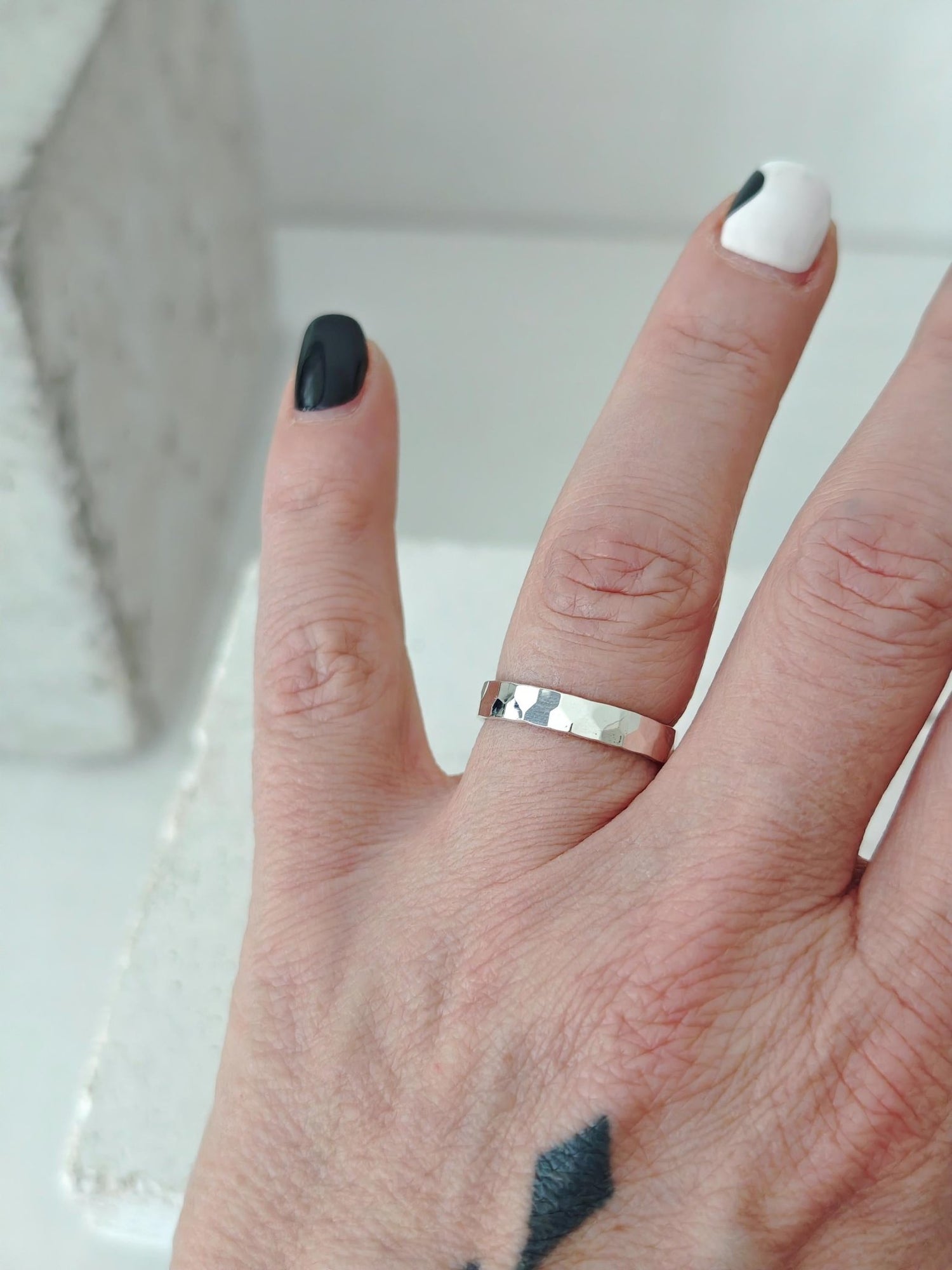 Minimalistischer Ring gehämmert aus 925 Silber, handgemachter Stapelring, Bandring Boho - CocosyBerlin