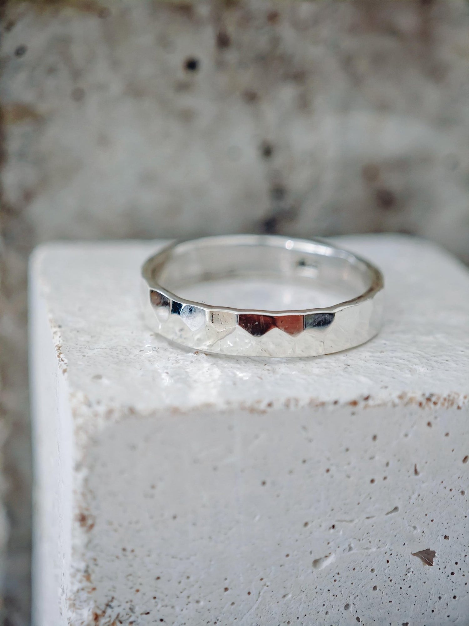 Minimalistischer Ring gehämmert aus 925 Silber, handgemachter Stapelring, Bandring Boho - CocosyBerlin