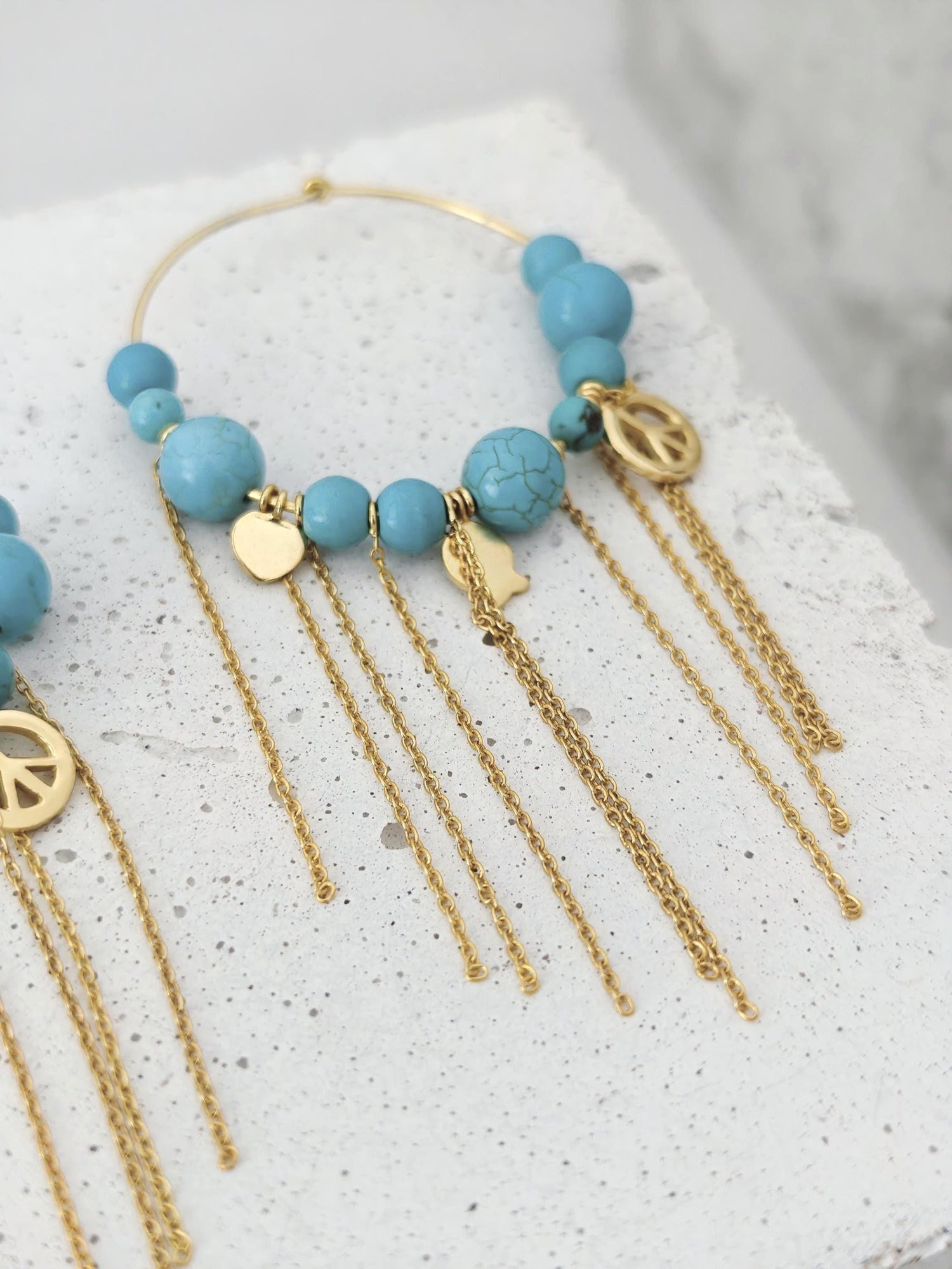 Edelstein Perlen Creolen mit echten Türkis Steinen und Charms, Boho Ohrringe mit 18k Vergoldung