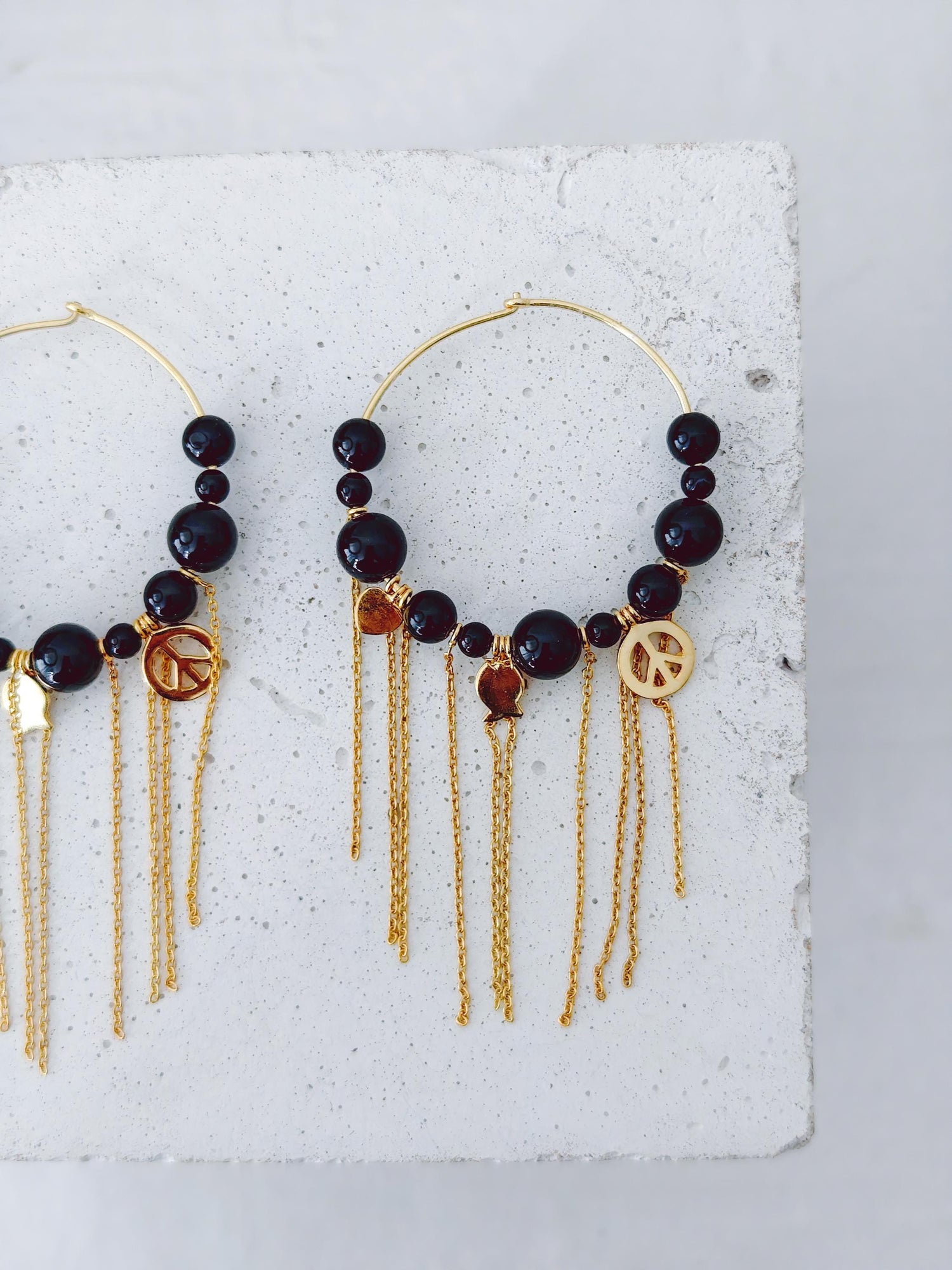 schwarz goldene Edelstein Perlen Creolen mit echten Onyx Steinen und Charms, Boho Ohrringe mit 18k Vergoldung
