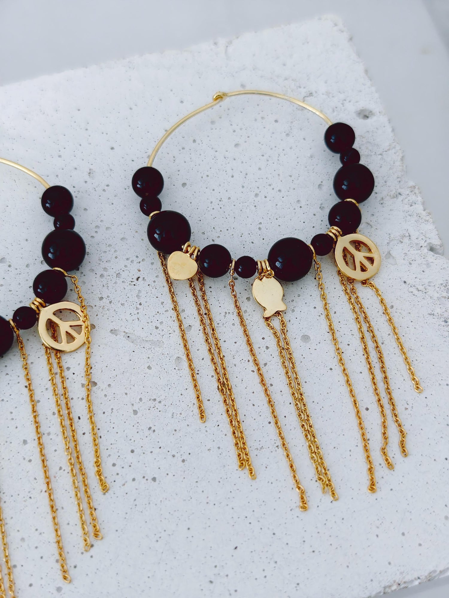 schwarz goldene Edelstein Perlen Creolen mit echten Onyx Steinen und Charms, Boho Ohrringe mit 18k Vergoldung