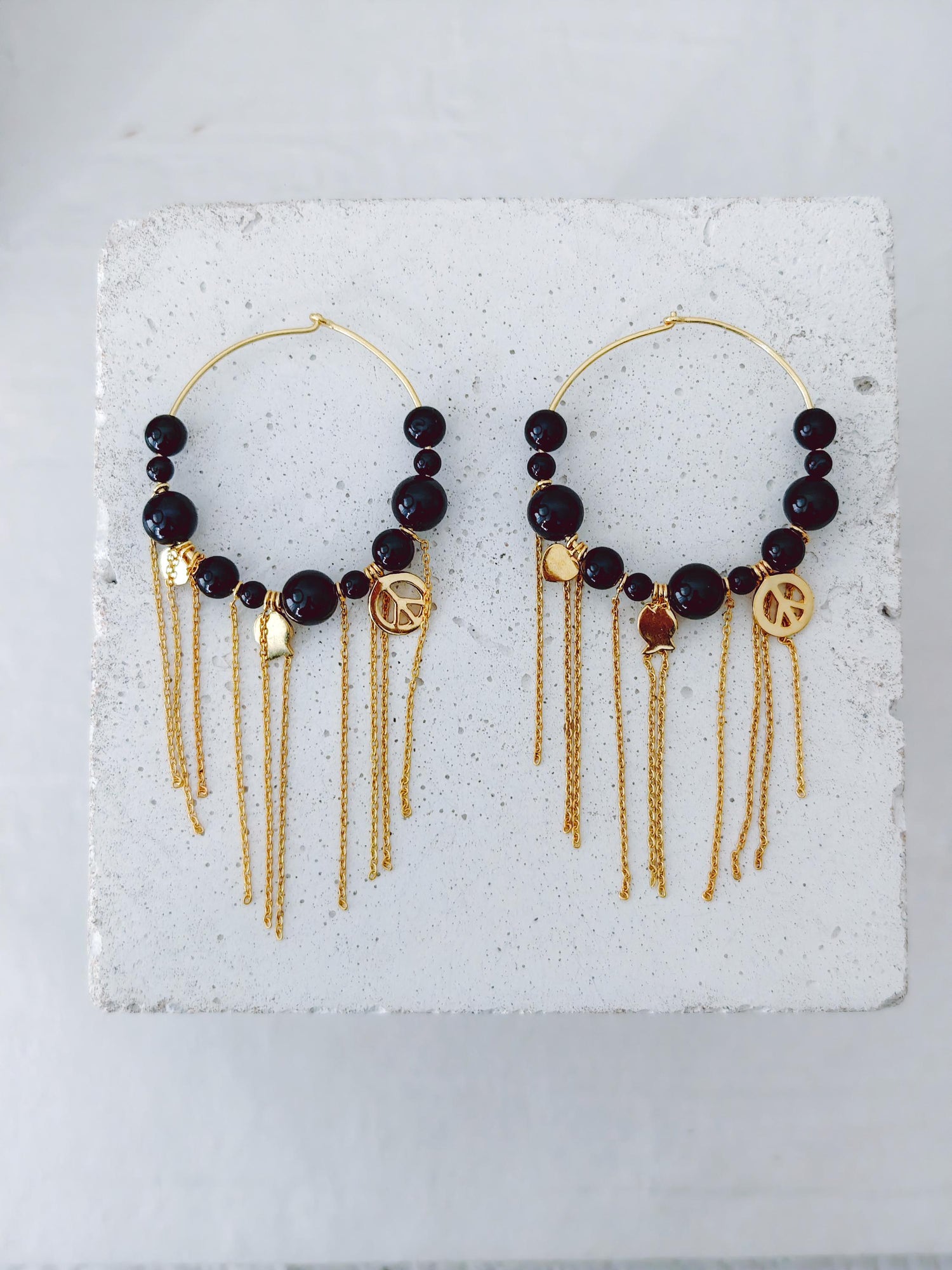 schwarz goldene Edelstein Perlen Creolen mit echten Onyx Steinen und Charms, Boho Ohrringe mit 18k Vergoldung
