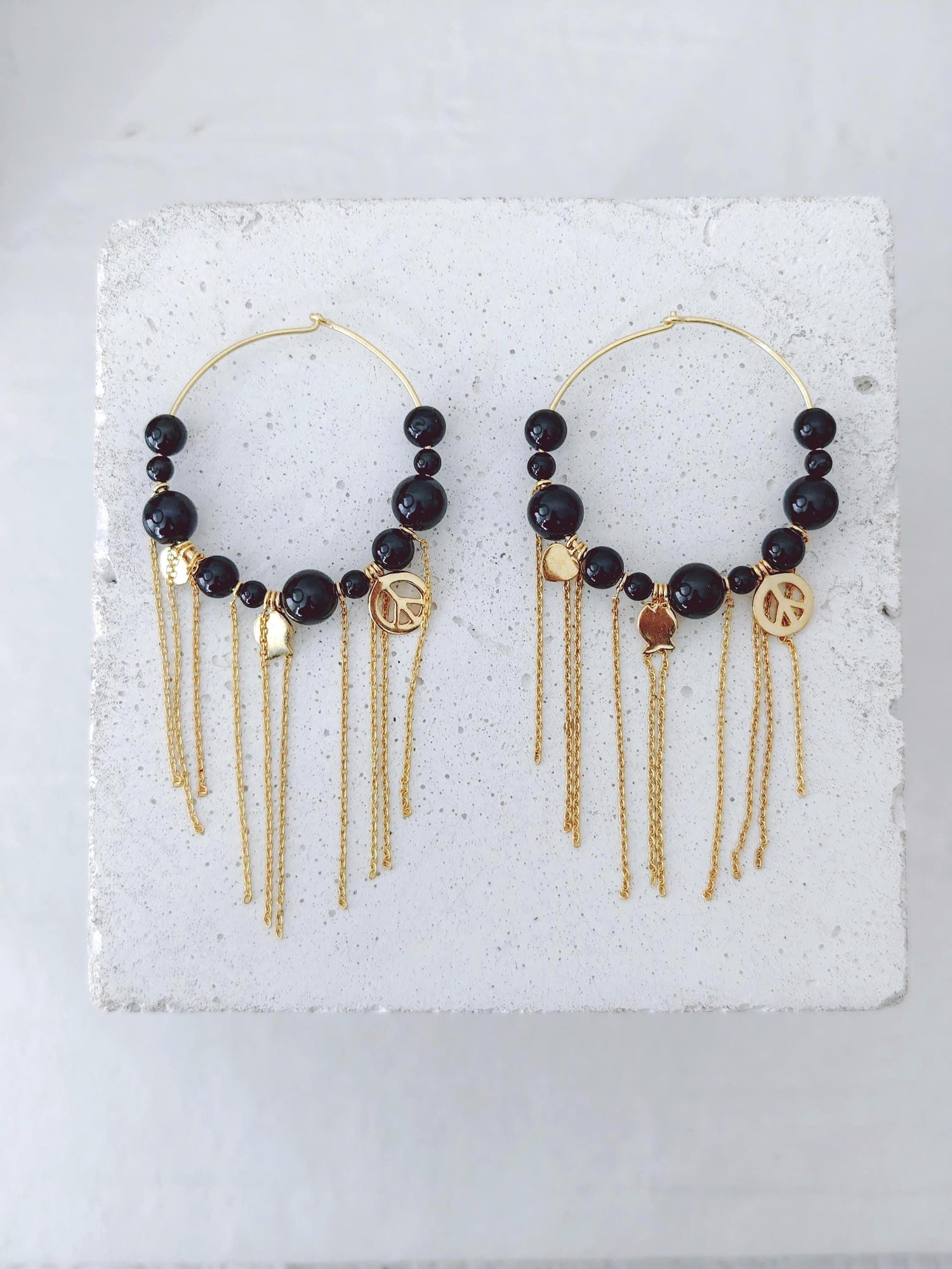 schwarz goldene Edelstein Perlen Creolen mit echten Onyx Steinen und Charms, Boho Ohrringe mit 18k Vergoldung