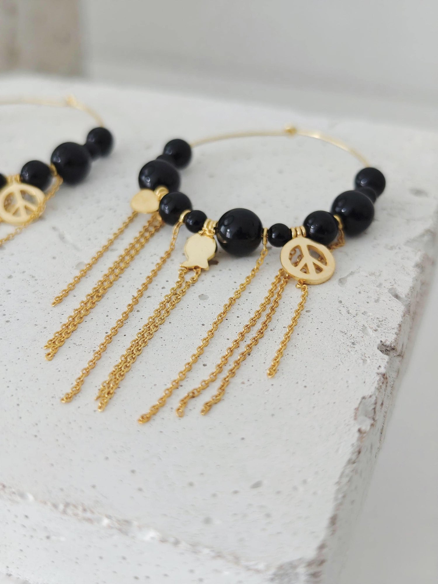 schwarz goldene Edelstein Perlen Creolen mit echten Onyx Steinen und Charms, Boho Ohrringe mit 18k Vergoldung