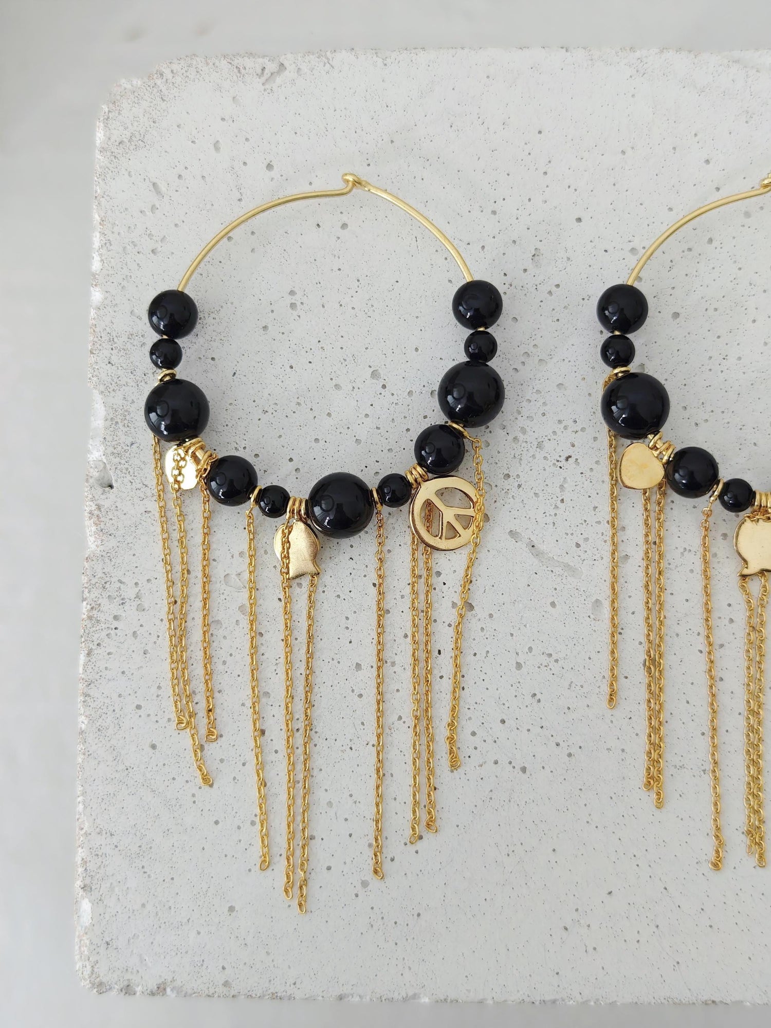 schwarz goldene Edelstein Perlen Creolen mit echten Onyx Steinen und Charms, Boho Ohrringe mit 18k Vergoldung