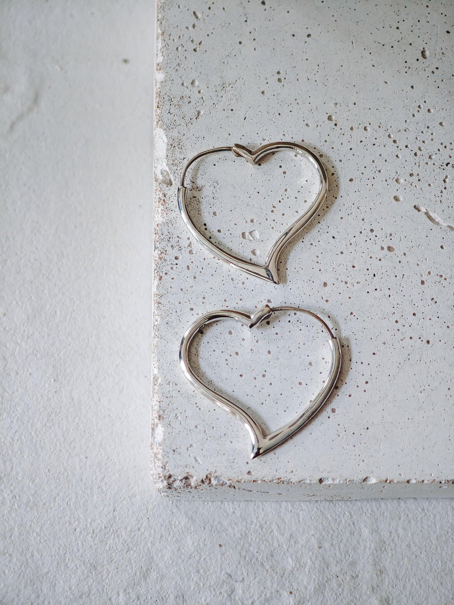 Herz Creolen aus 925 Silber, handgefertigt, minimalistische herzförmige Ohrringe