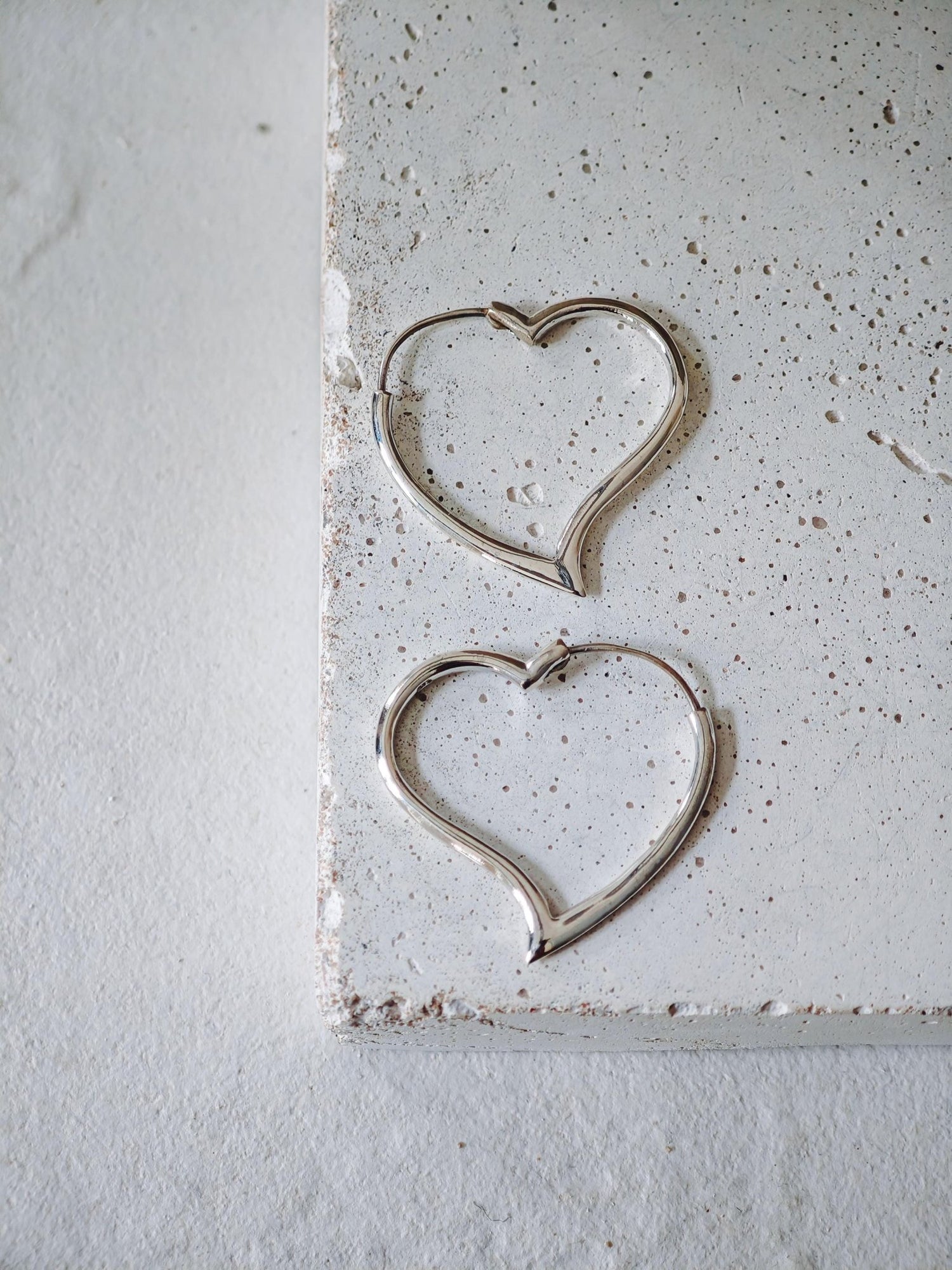 Herz Creolen aus 925 Silber, handgefertigt, minimalistische herzförmige Ohrringe - CocosyBerlin