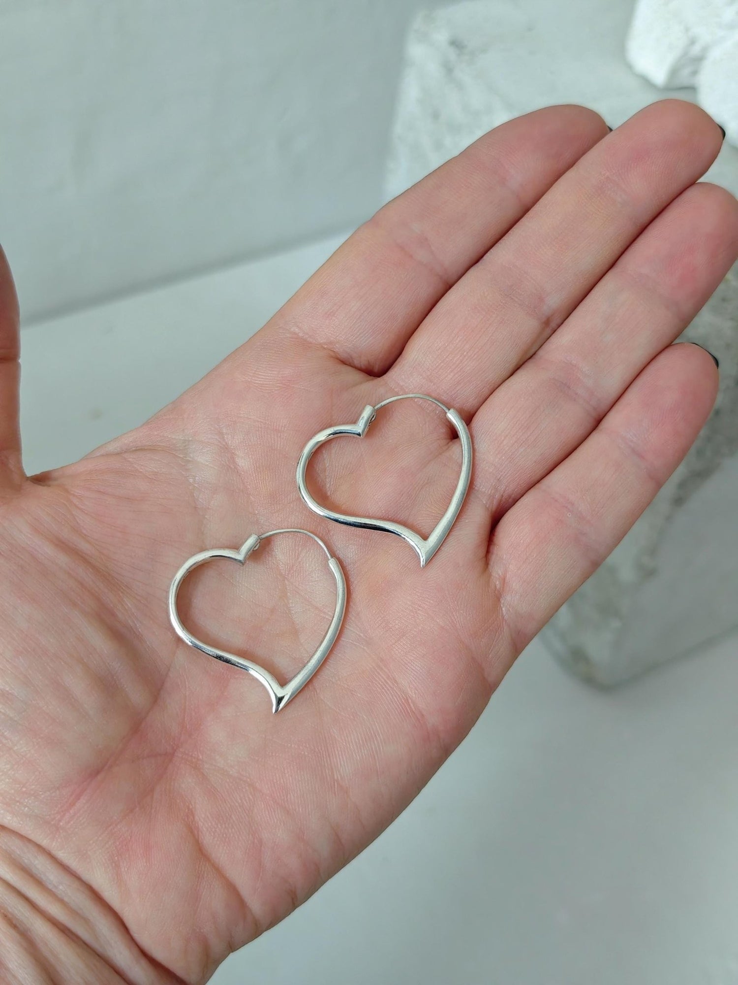 Herz Creolen aus 925 Silber, handgefertigt, minimalistische herzförmige Ohrringe - CocosyBerlin