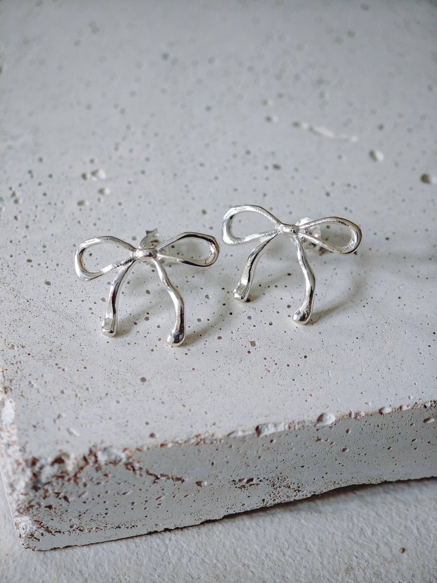 Schleifen Ohrringe aus 925 Silber, handgefertigt, 'Bow' Ohrstecker - CocosyBerlin