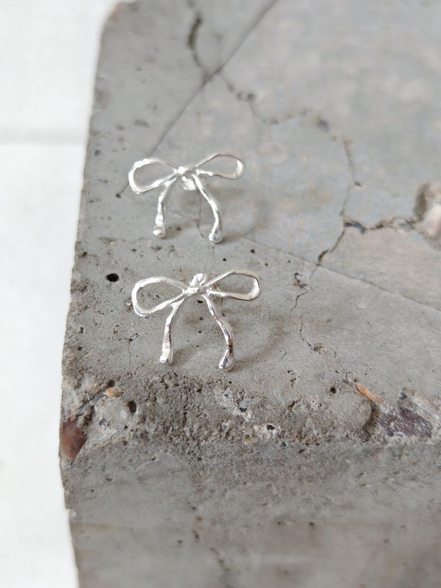 Schleifen Ohrringe aus 925 Silber, handgefertigt, 'Bow' Ohrstecker - CocosyBerlin