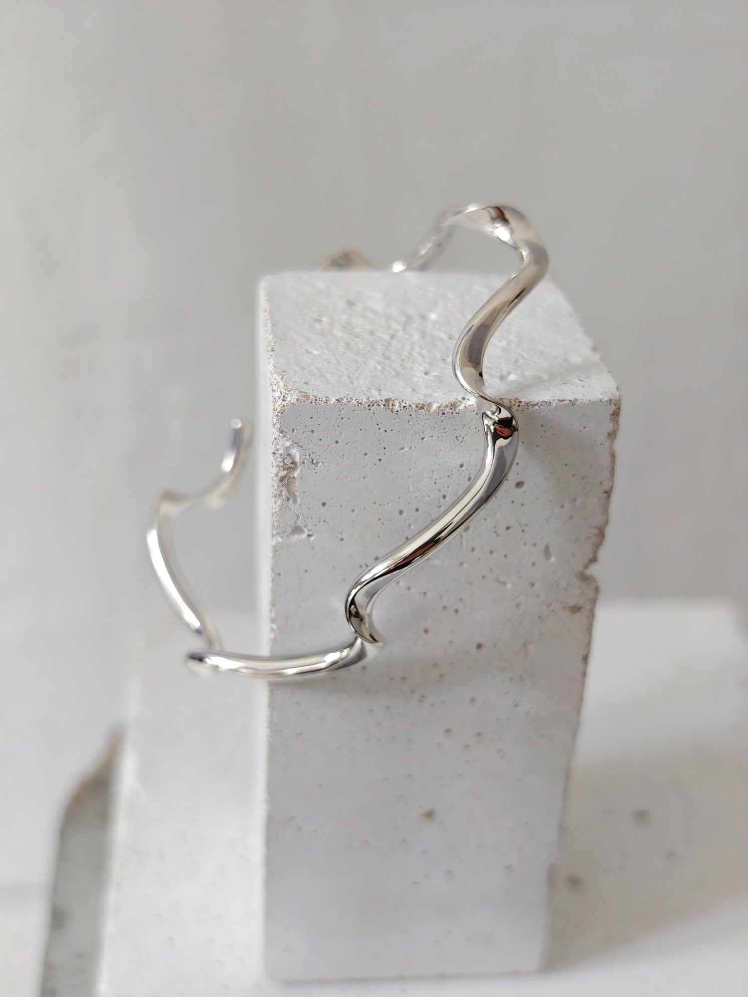 Wellen Armreif verstellbar aus 925 Silber, offener Armreif minimalistisch organisch