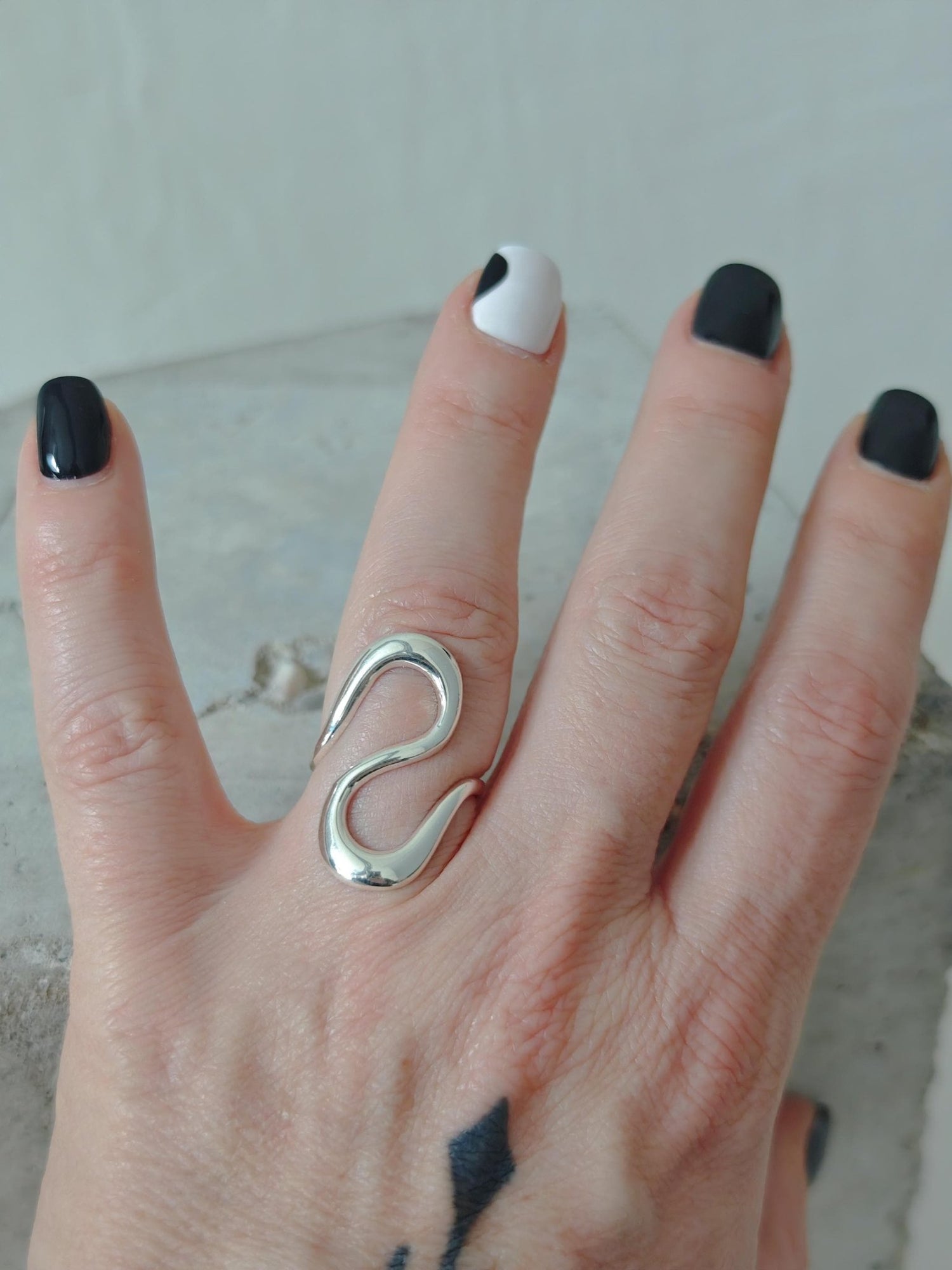 Organischer minimalistischer Wellen Ring aus 925 Silber, Handarbeit - CocosyBerlin