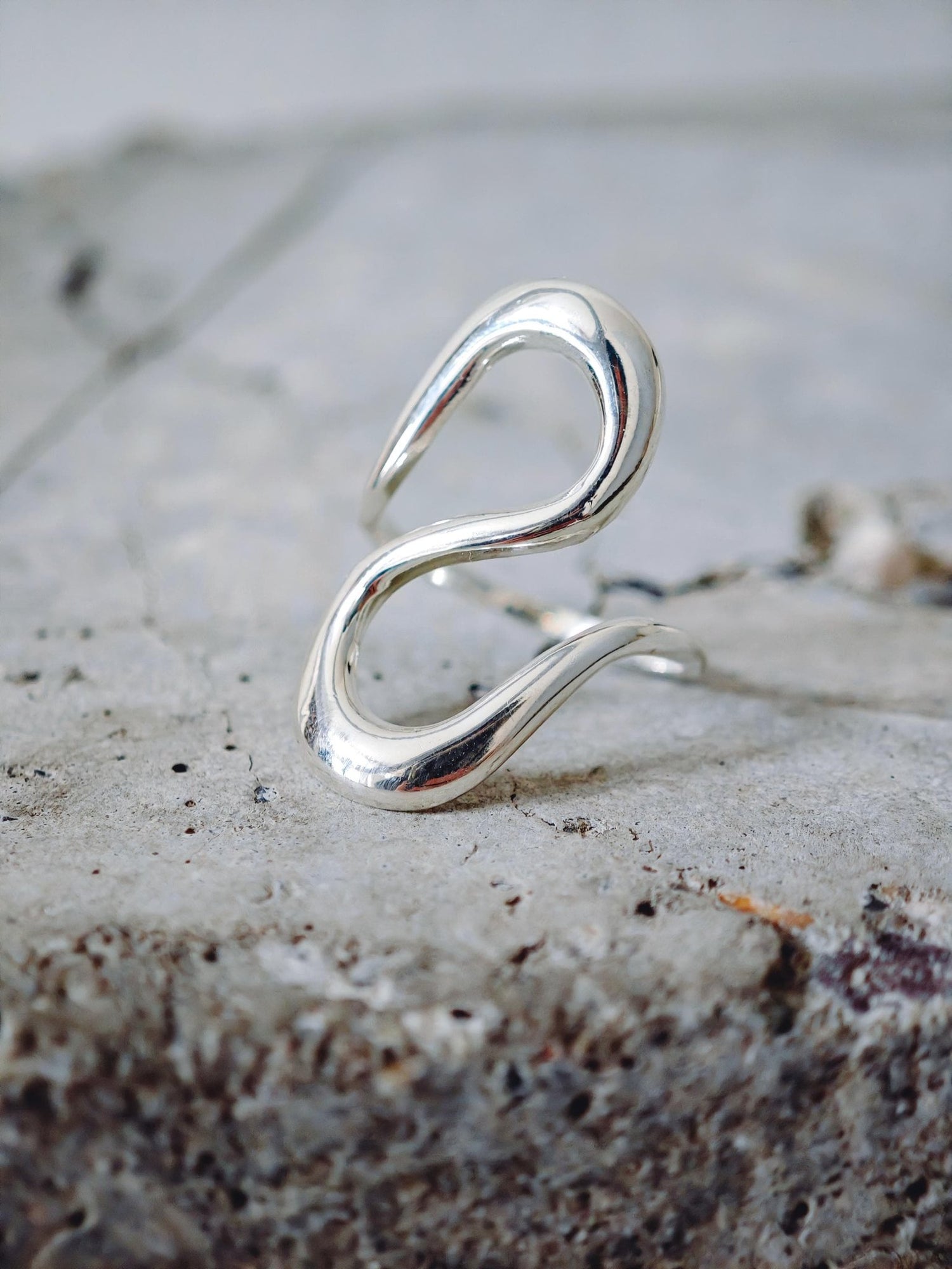 Organischer minimalistischer Wellen Ring aus 925 Silber, Handarbeit - CocosyBerlin