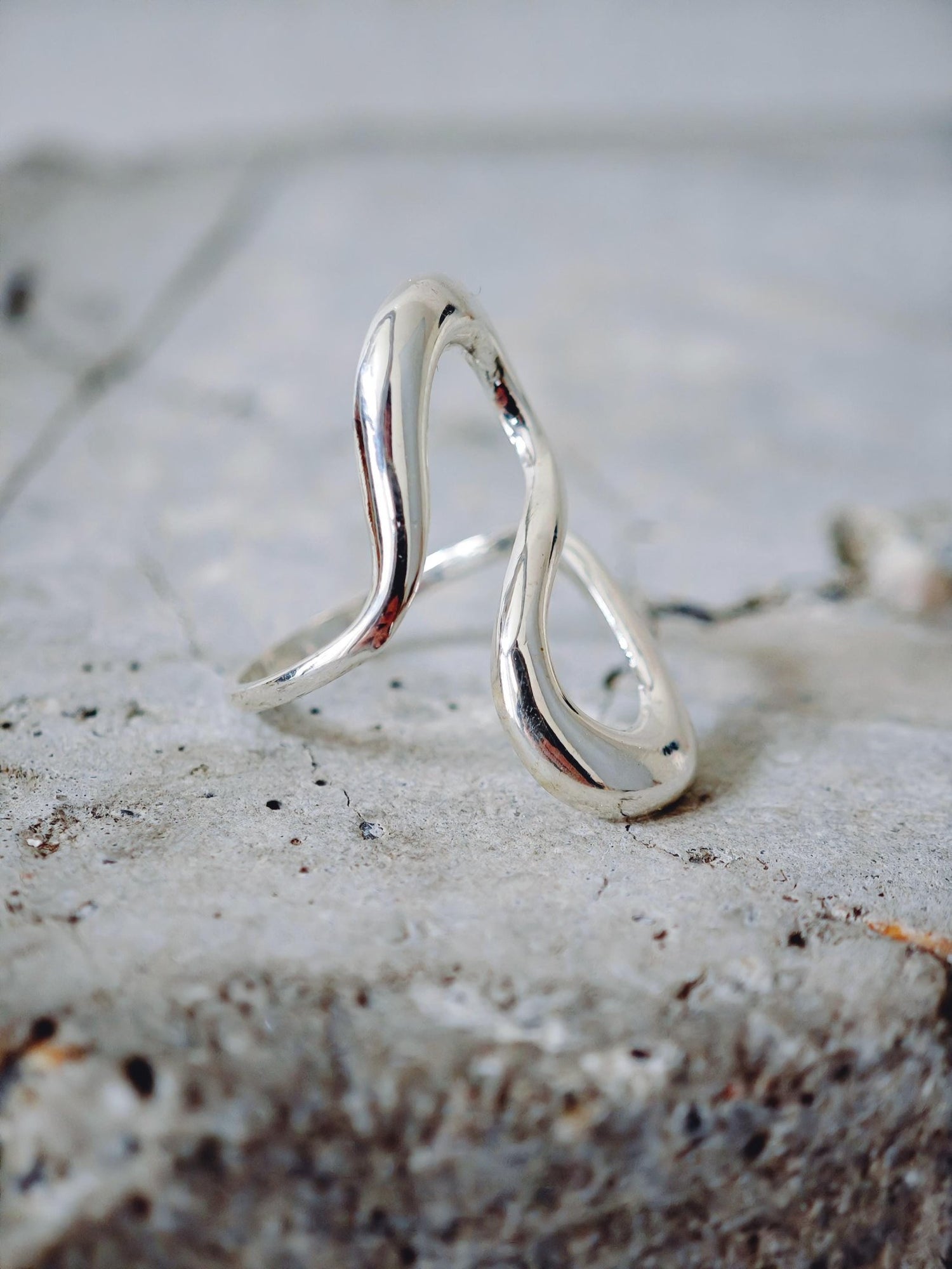 Organischer minimalistischer Wellen Ring aus 925 Silber, Handarbeit - CocosyBerlin