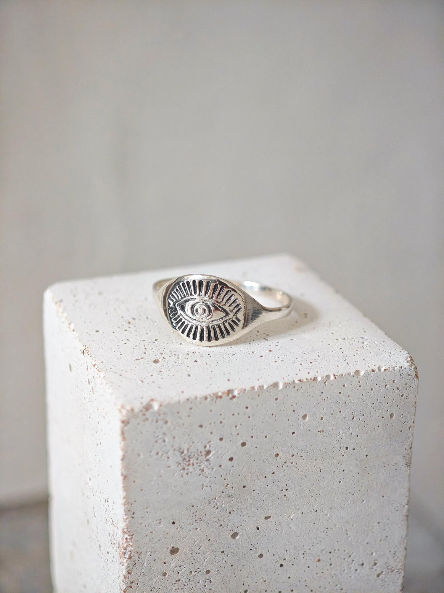Ring mit Auge aus 925 Silber, Signet Ring mit Schutzsymbol - CocosyBerlin