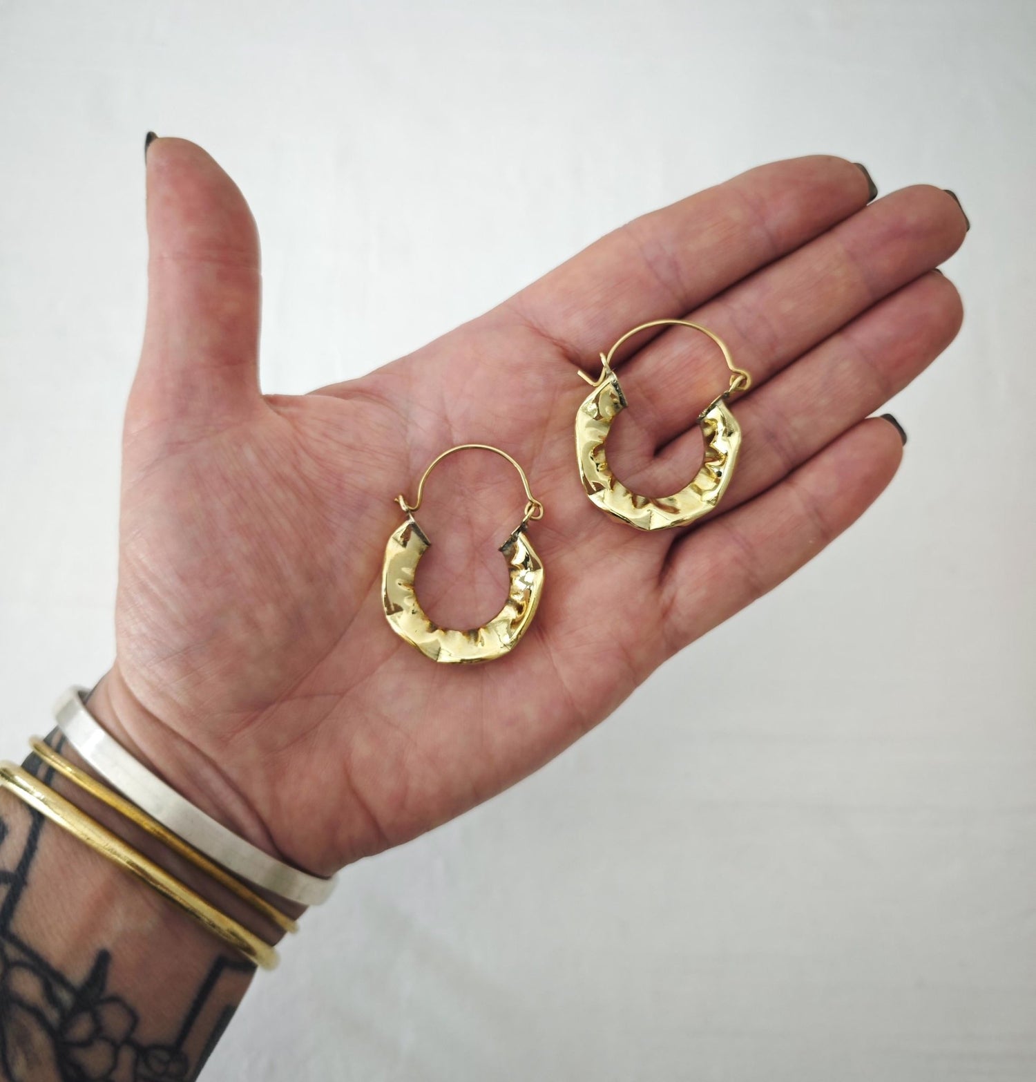 Creolen aus Messing, Strukturierte Statement Ohrringe 30mm, Knitter Optik - CocosyBerlin