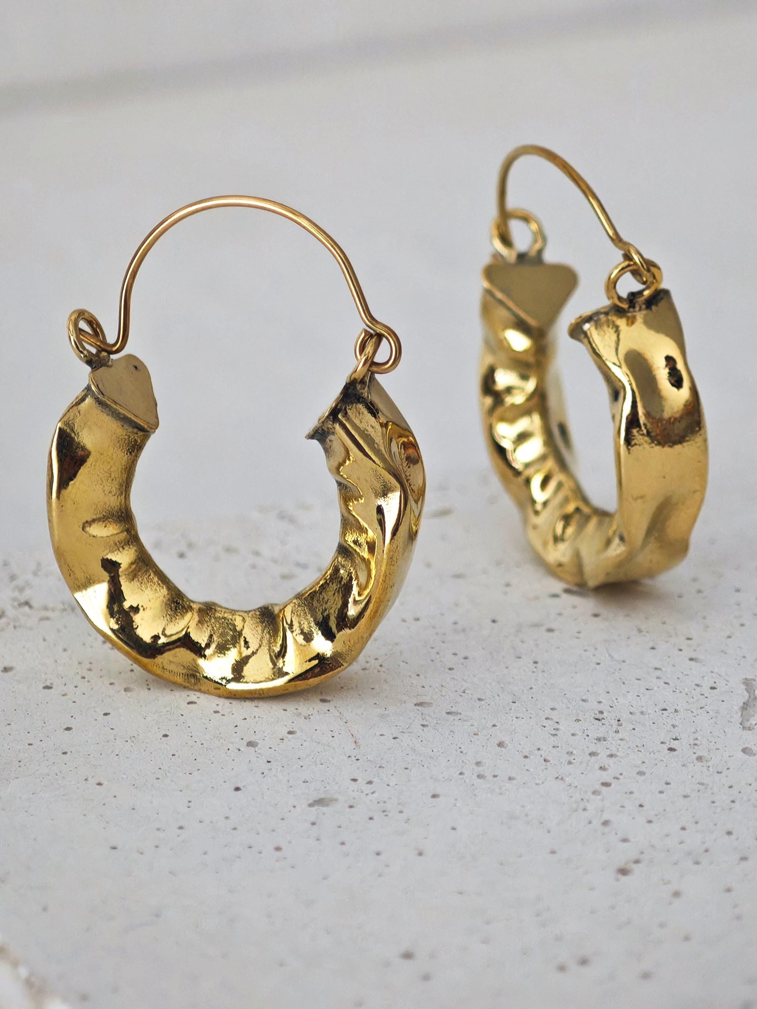 Creolen aus Messing, Strukturierte Statement Ohrringe 30mm, Knitter Optik