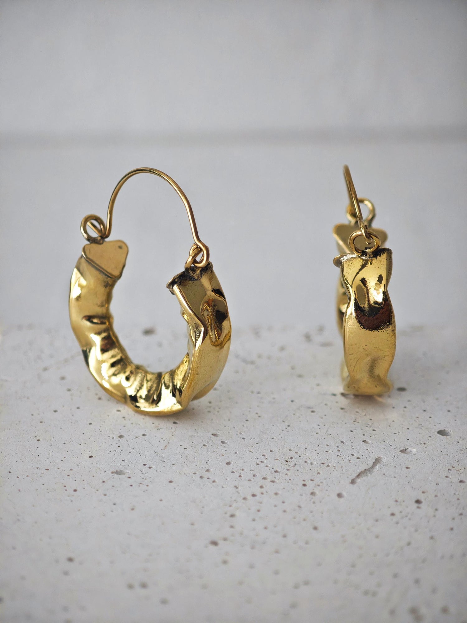 Creolen aus Messing, Strukturierte Statement Ohrringe 30mm, Knitter Optik